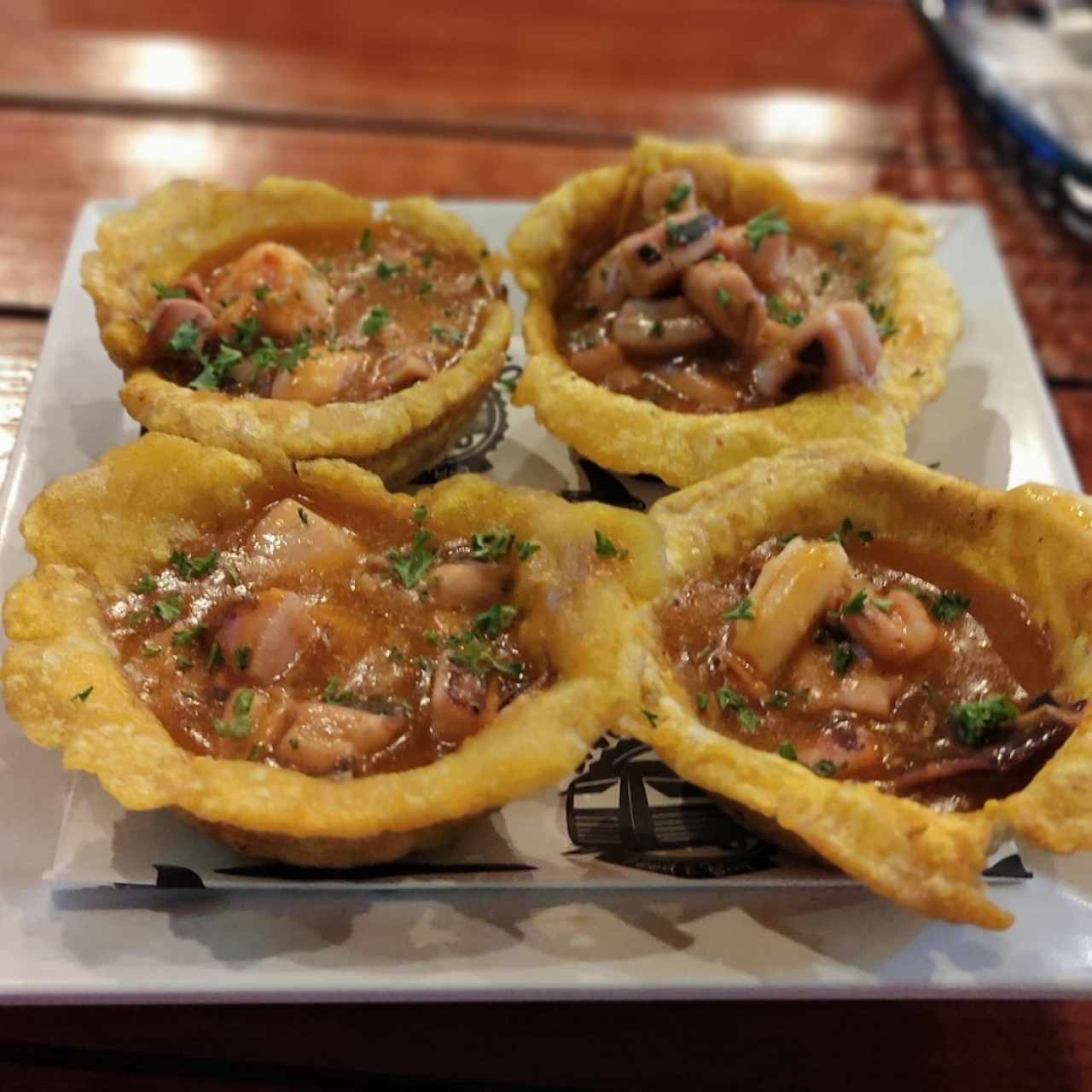 Canastas de Patacones Rellenos con mariscos mixtos