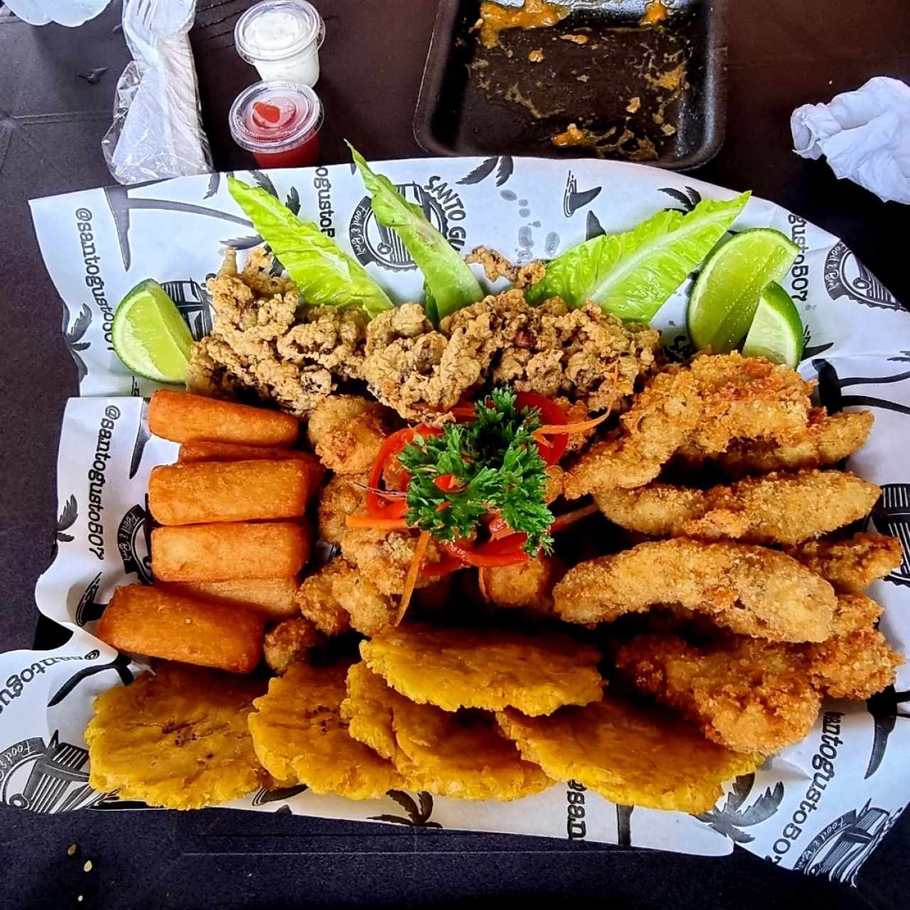 Pucada Mixta para 2 Personas: Deditos de Pescado, Fish Popcorn y Arañitas de Calamar, con Yuca Frita y Patacones como guarnición.