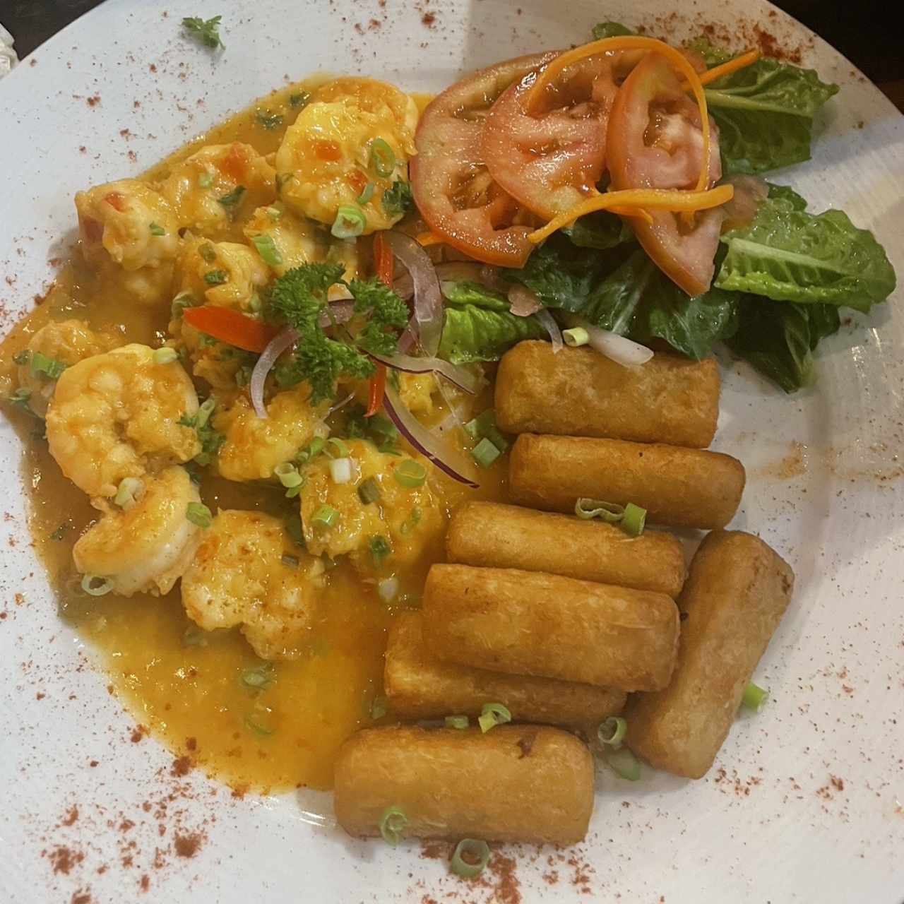 Camarones al ajillo con yuca frita