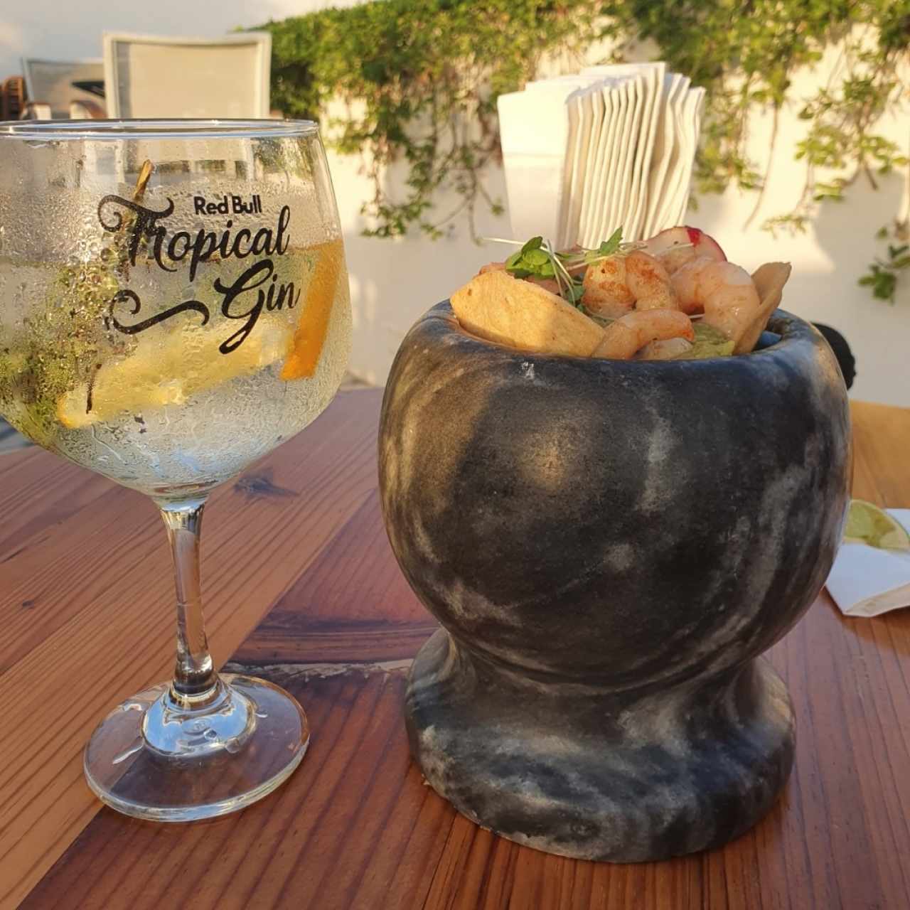 Guacamole con camarones y totopos, muy rico sabor fresco, me encantó 