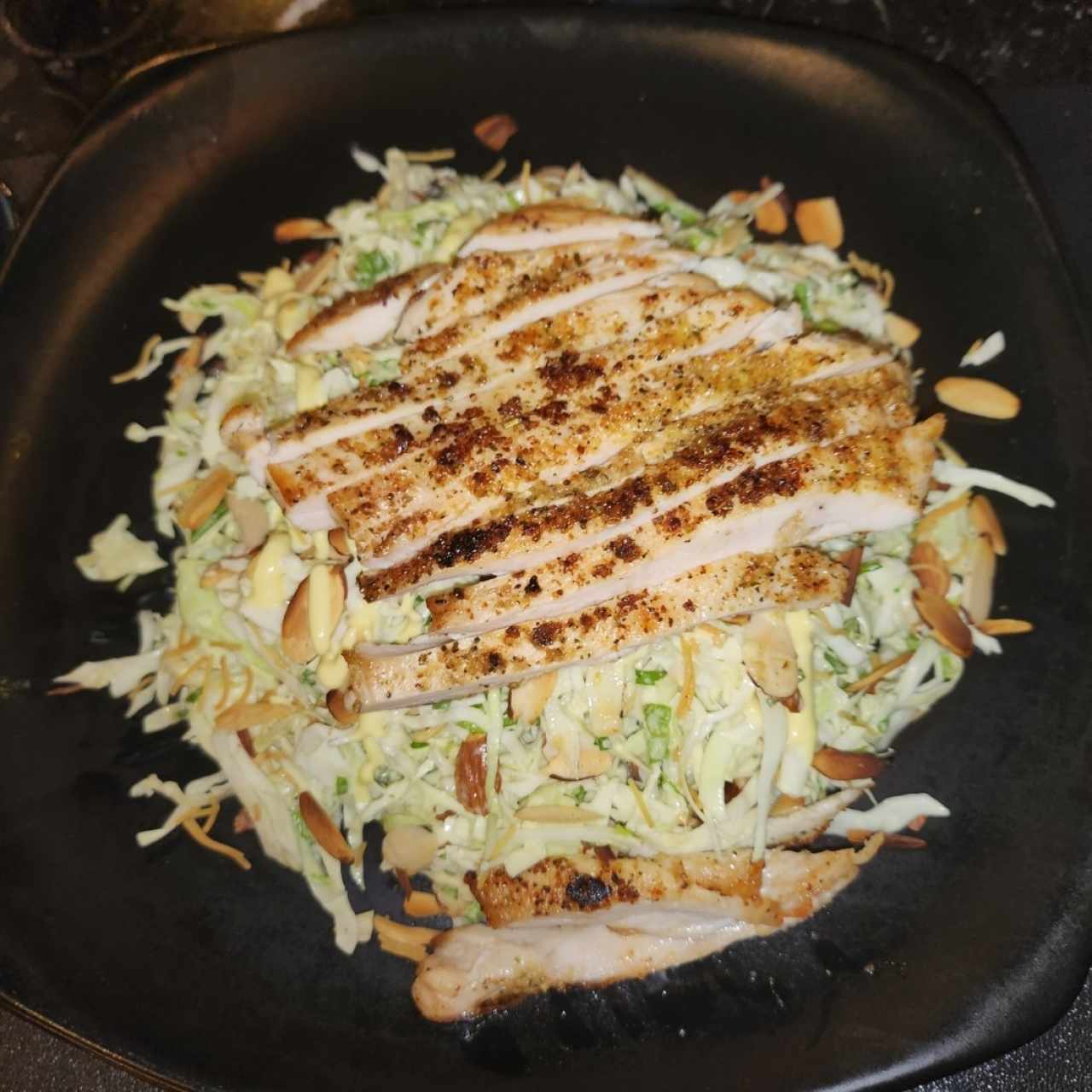 ensalada de repollo y tiras de pollo