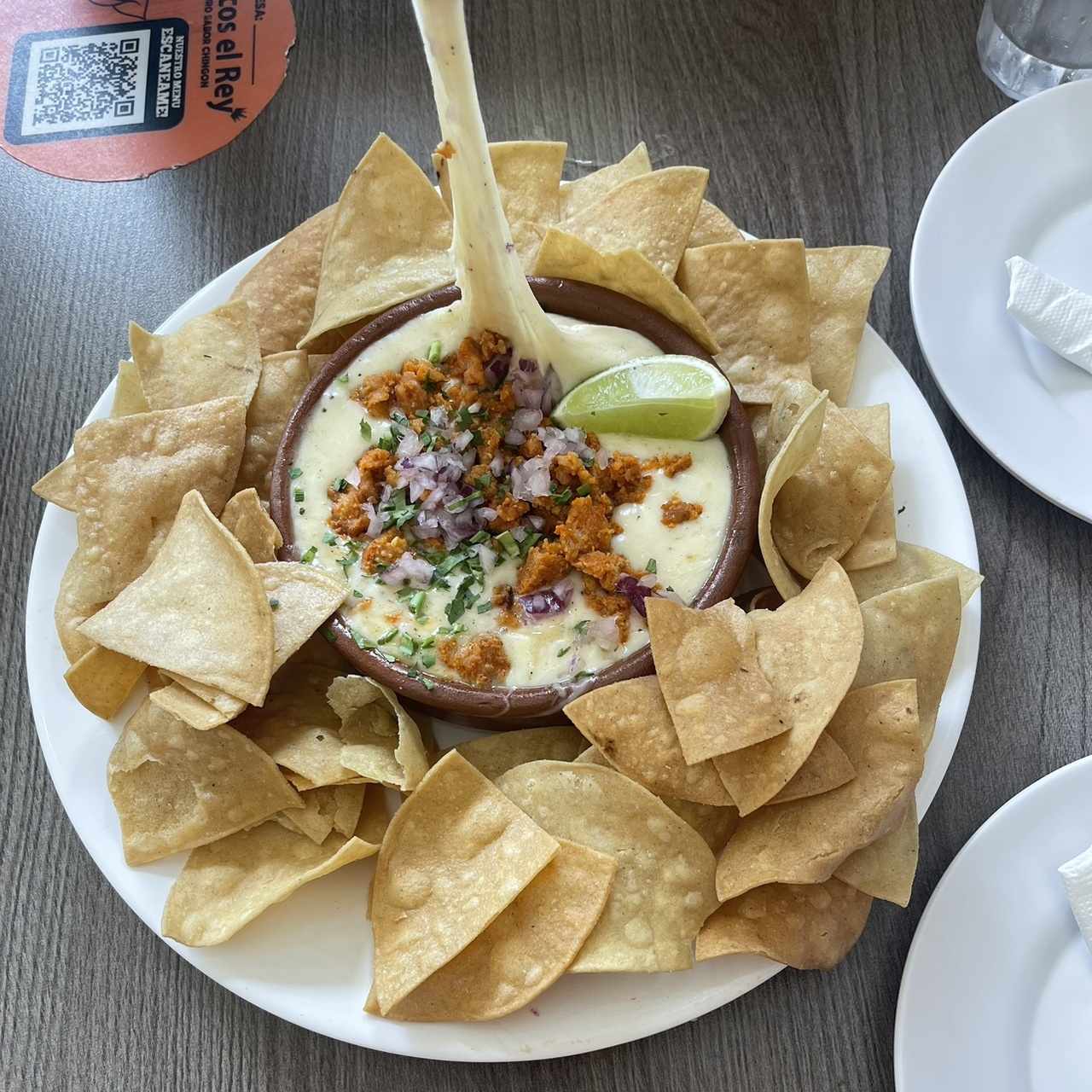 Queso fundido con chorizo 