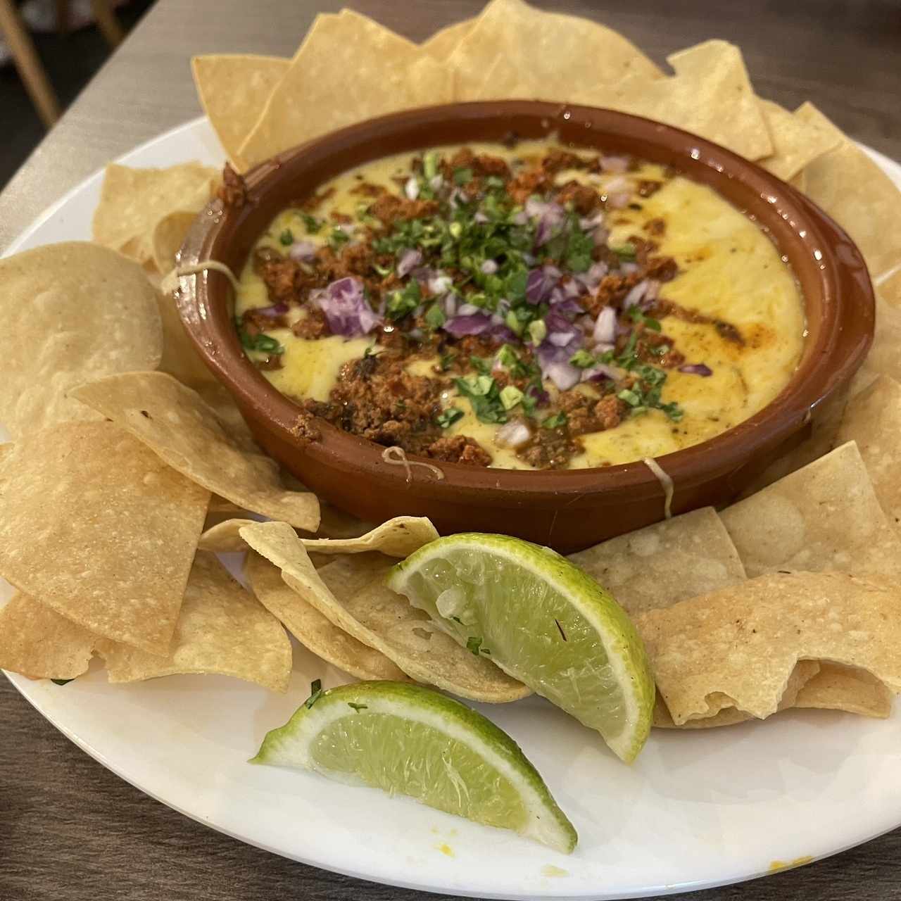 Queso fundido con chorizo y totopos