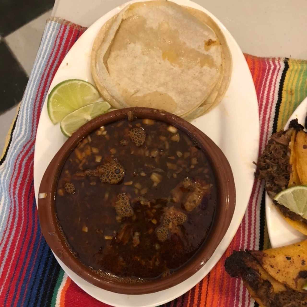 Consome acompañado de cuatro tortillas