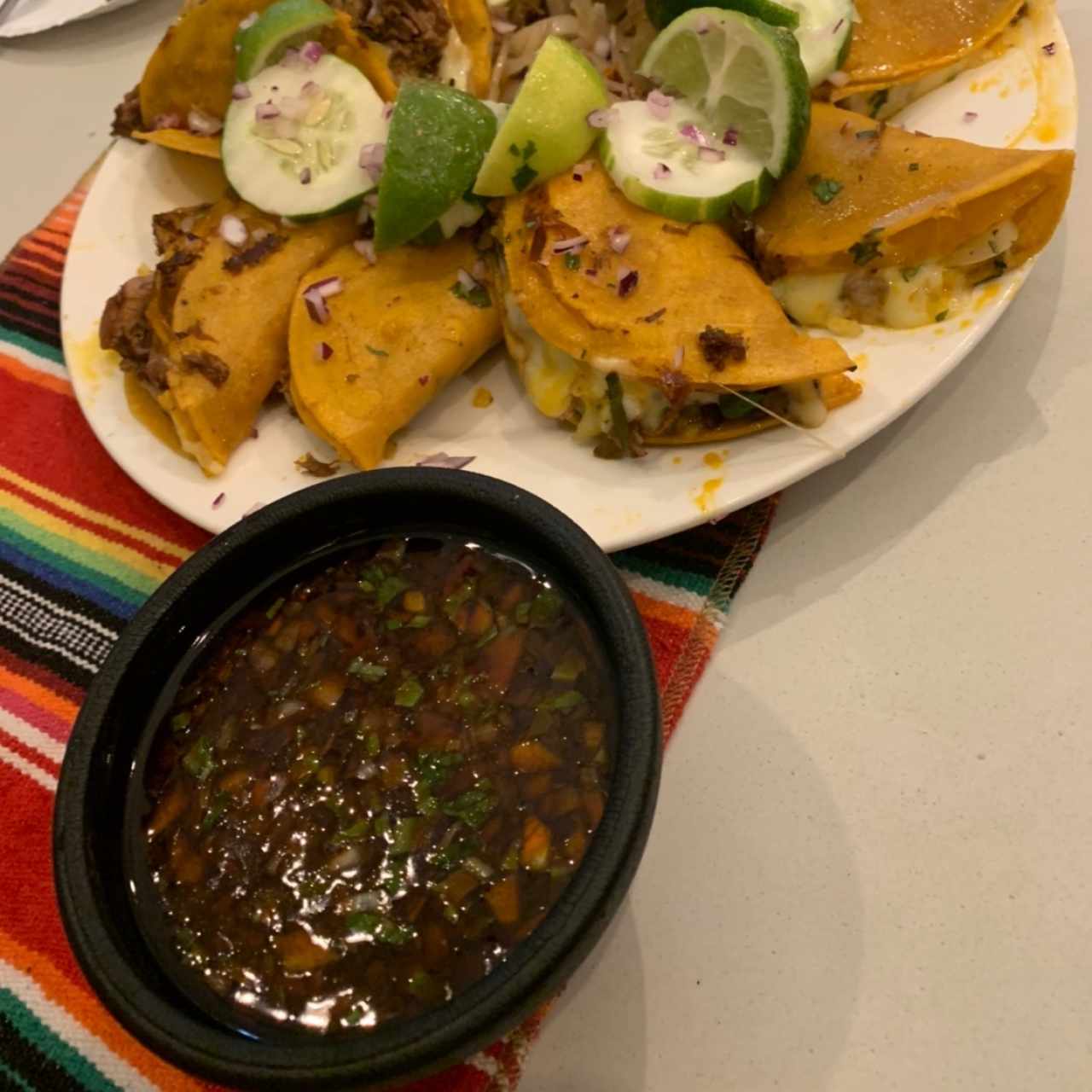 Tacos de birria y consome