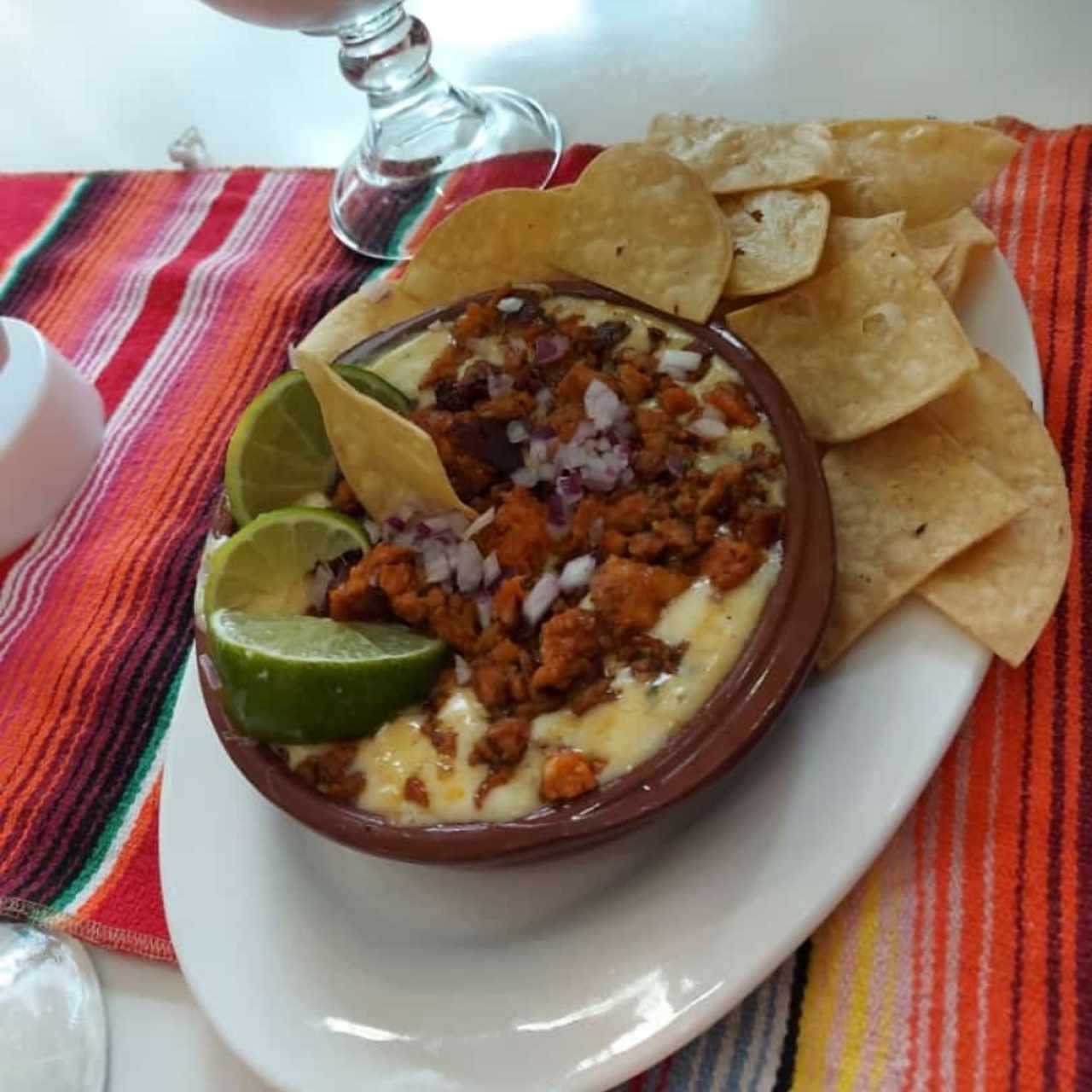 queso fundido con chorizo 