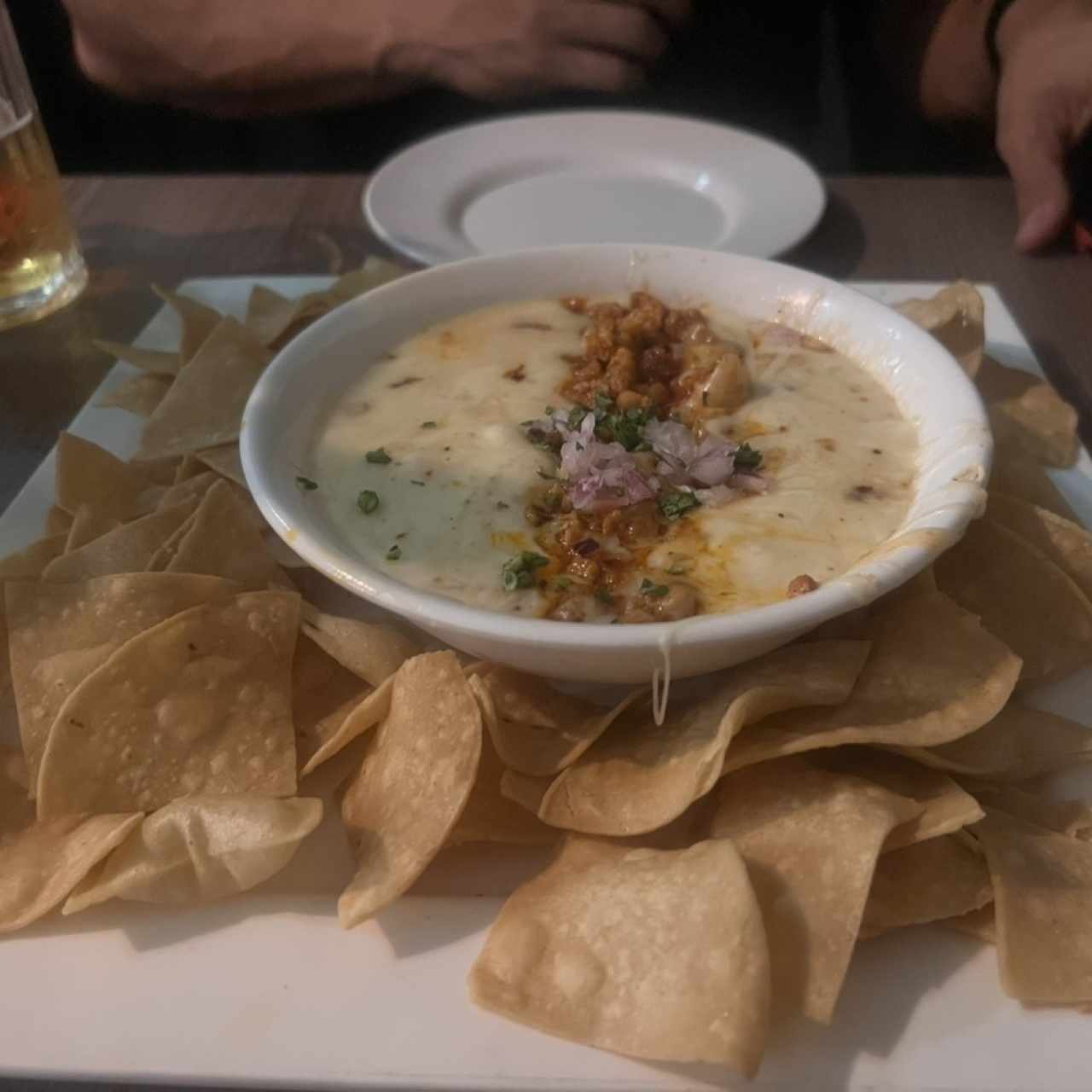 Queso fundido con chorizo