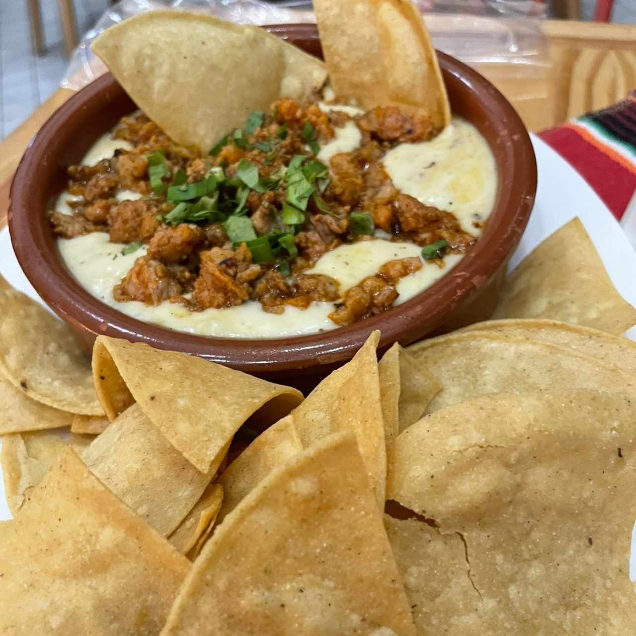 queso fundido con chorizo