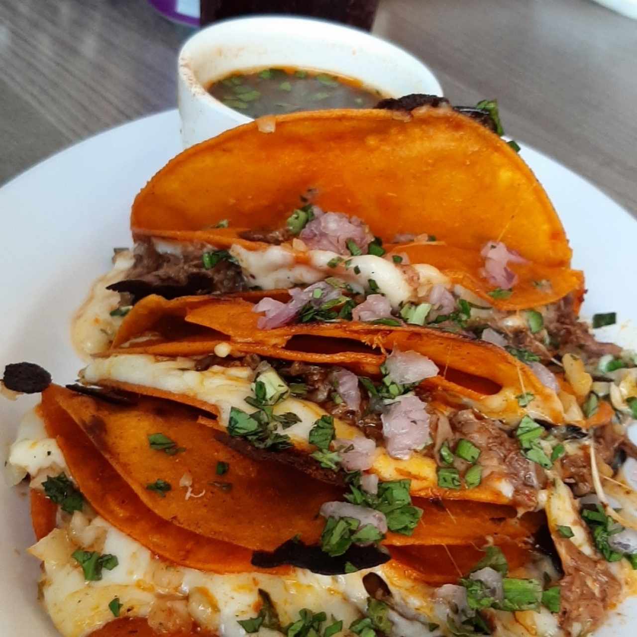 Quesataco, Taco frito relleno con queso y carne.