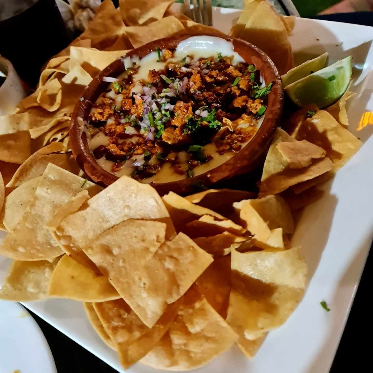 Queso fundido con chorizo 