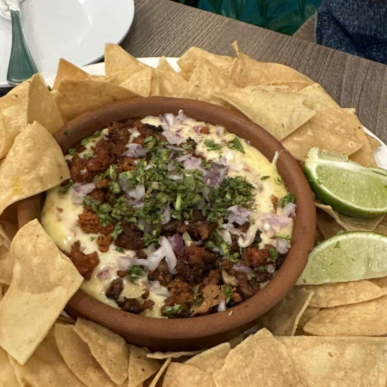 Queso fundido con chorizo