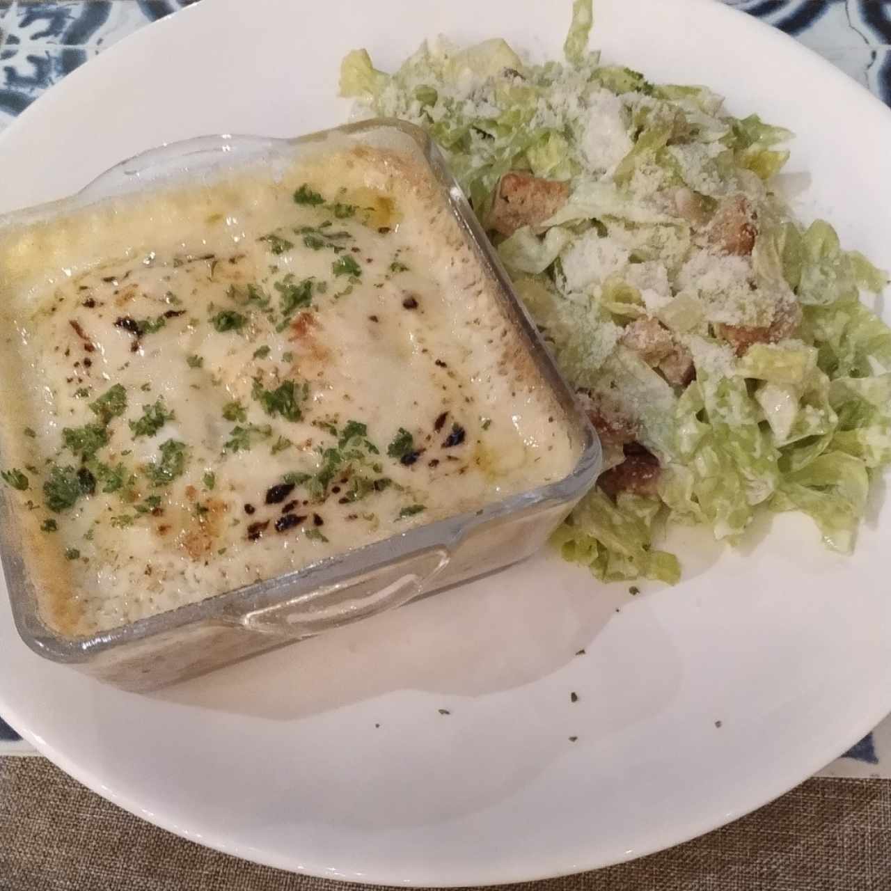 Bacalao con Nata y ensalada cesar