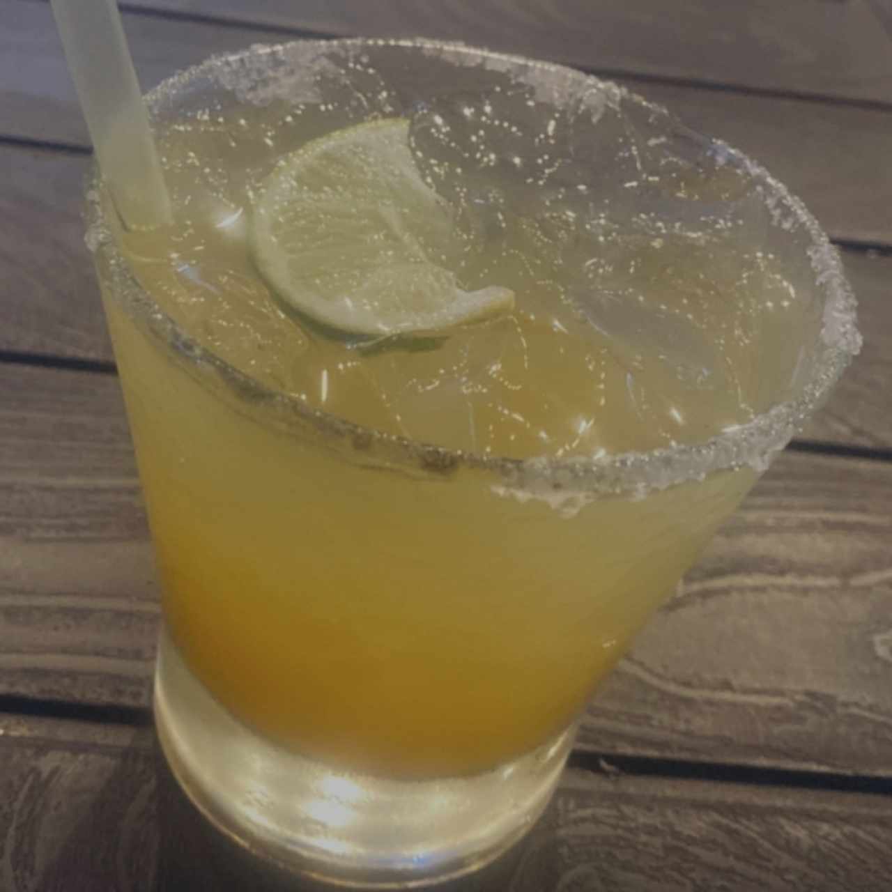 Margarita de maracuyá a la roca