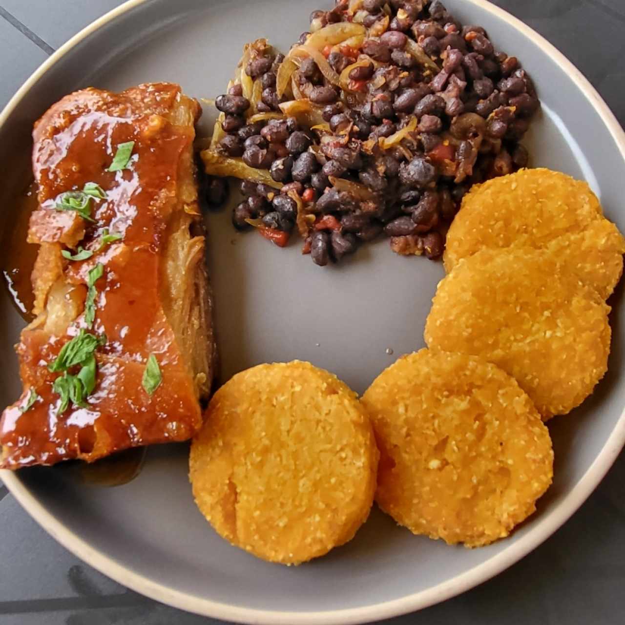 Costillas de cerdo crujientes con frijoles y tortilla 