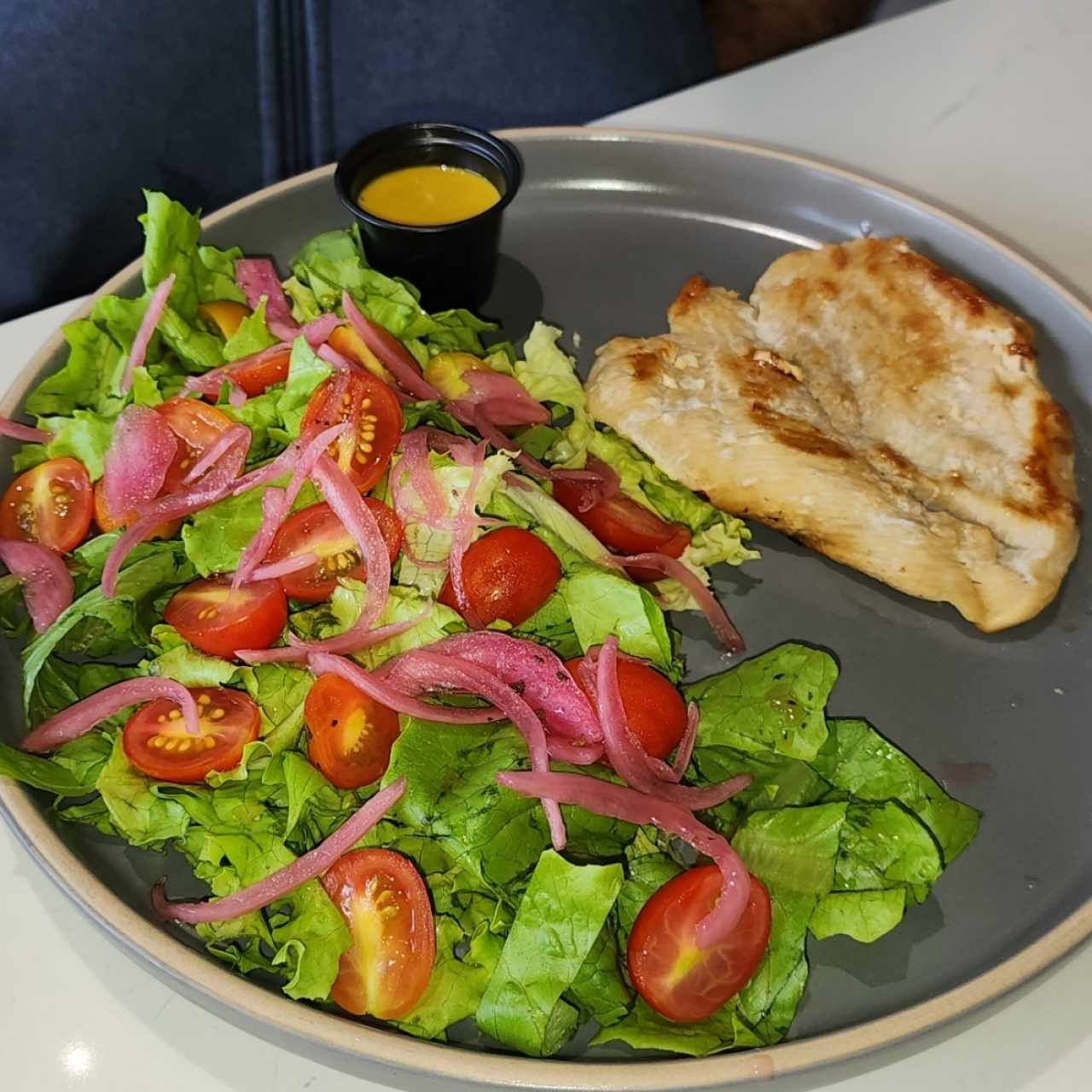 Pollo a la plancha con ensalada.