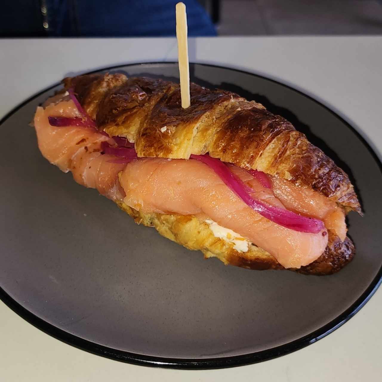 Desayunos - Croissant con salmón