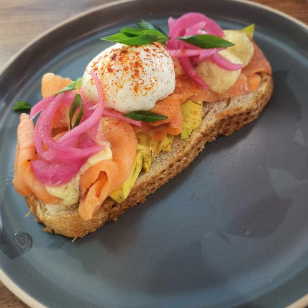 Tostada de aguacate con salmón ahumado