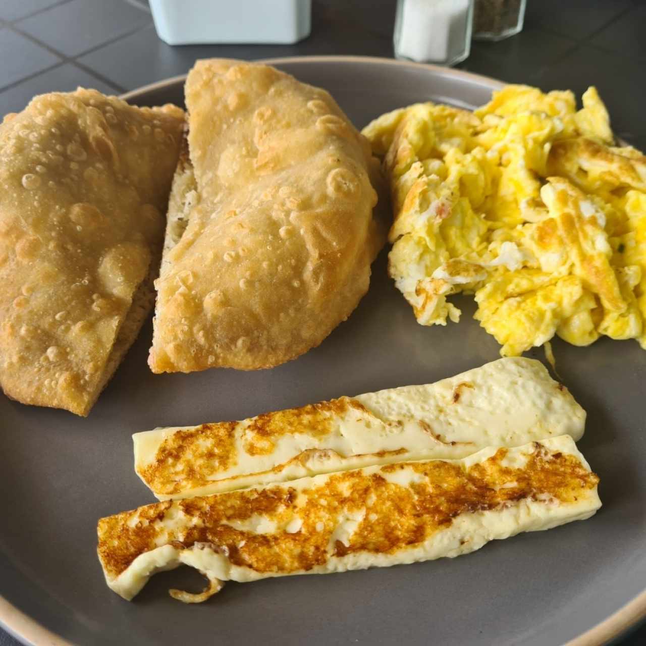 hojaldre + Queso del País + huevos revueltos