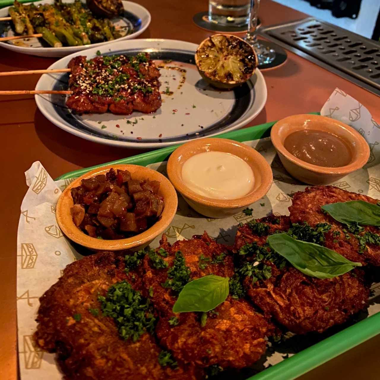 Latkes y brochetas de carne 