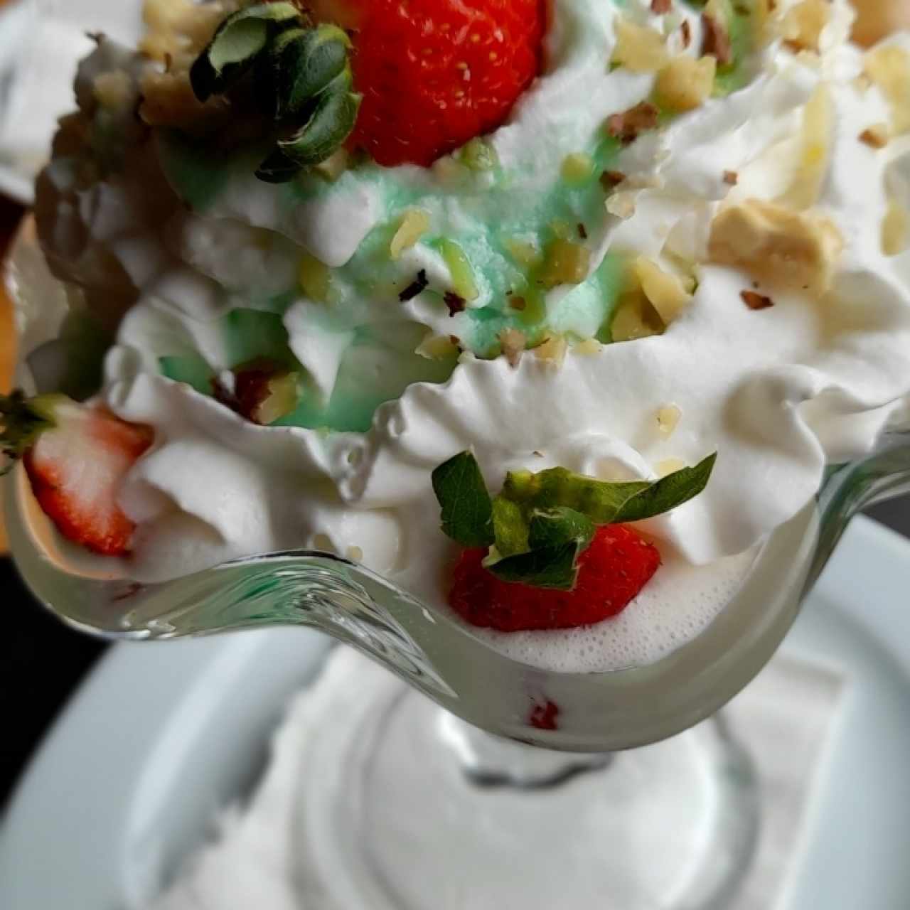 Postre helado con crema de chantilly y licor de menta