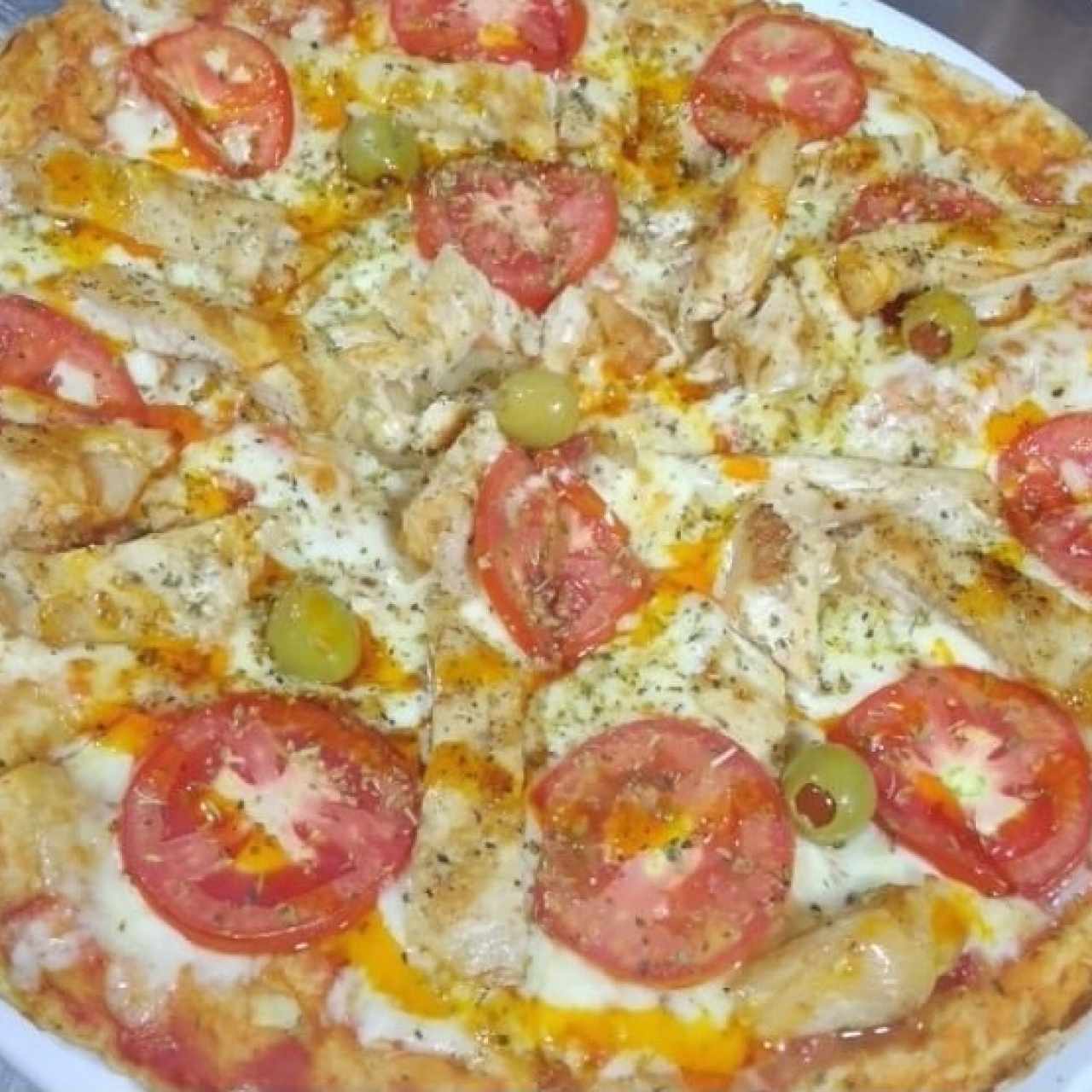 pizza de pollo con tomate y aceitunas 