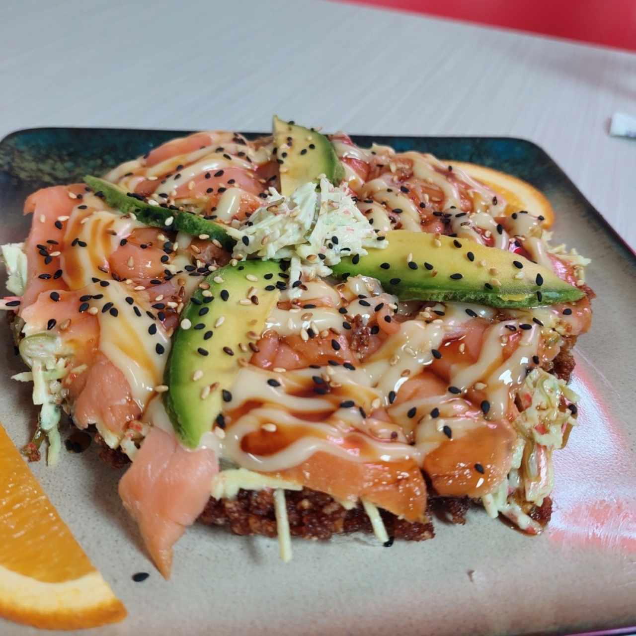 Sushi pizza de Salmón ahumado. 