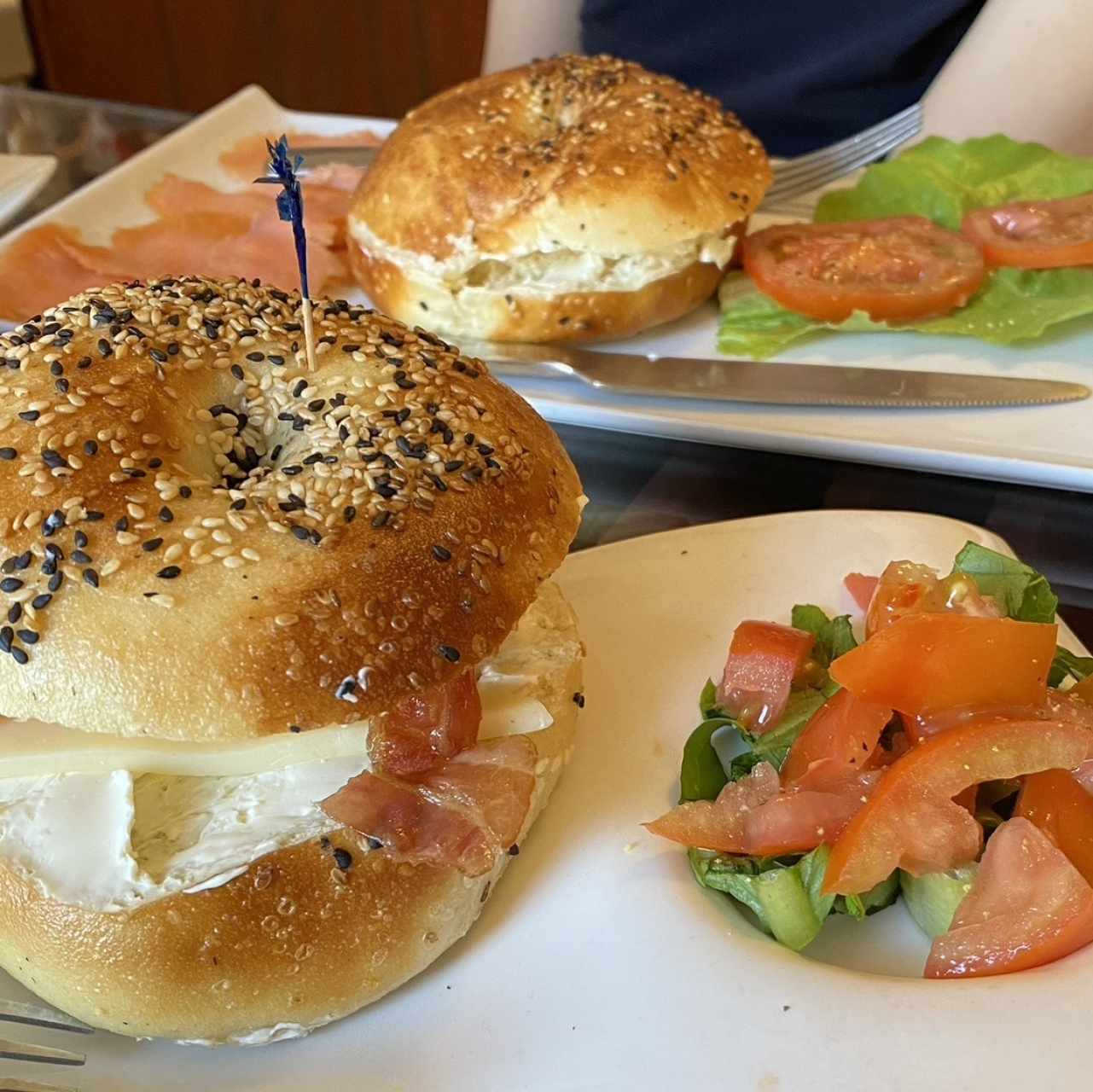 Baguel con salmón y baguel con quiche…muy muy sencillo para el precio.