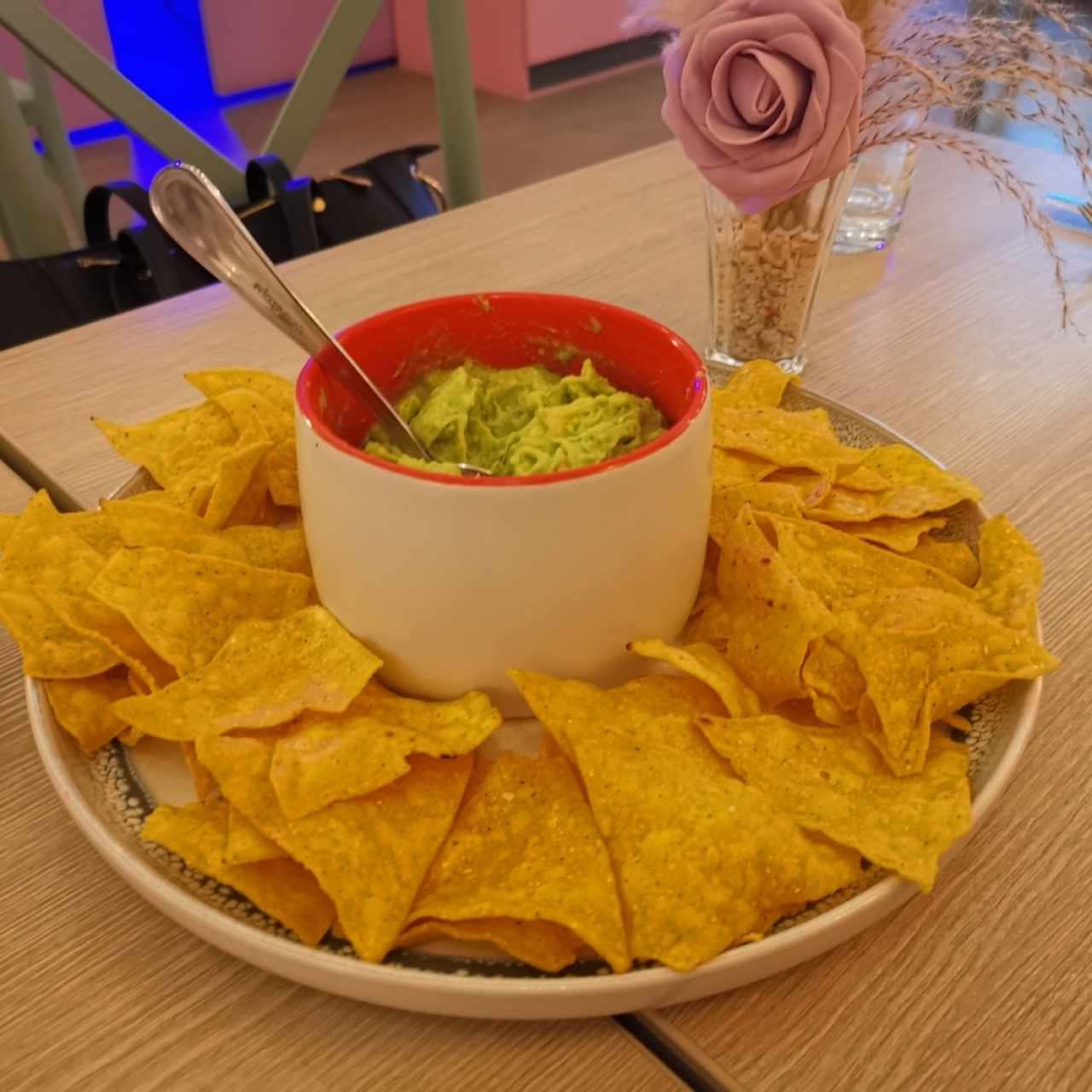 nachos con guacamole 