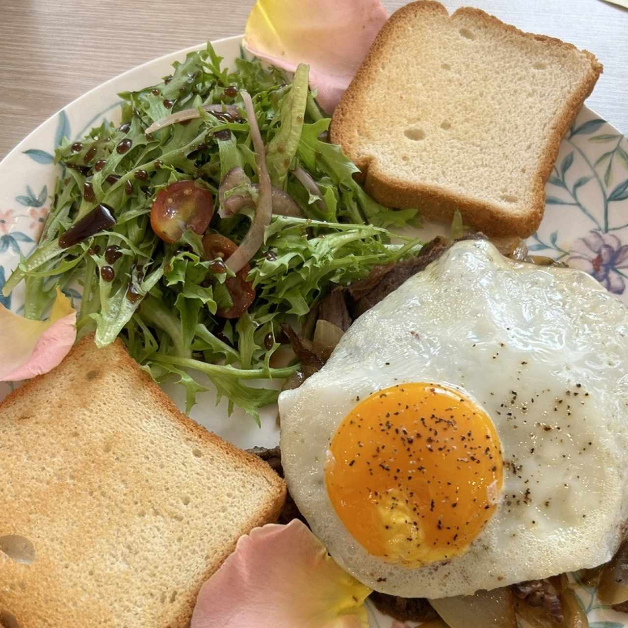 A caballo con Huevo frito , Cebollas salteadas y Tostadas