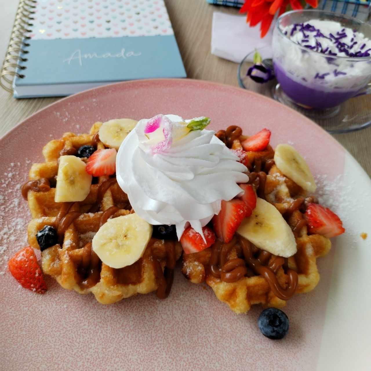 Waffle caramelizado con bananas, fresas y crema chantilly. 