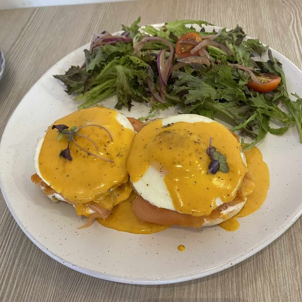 Huevos Benedic con Salmón Ahumado