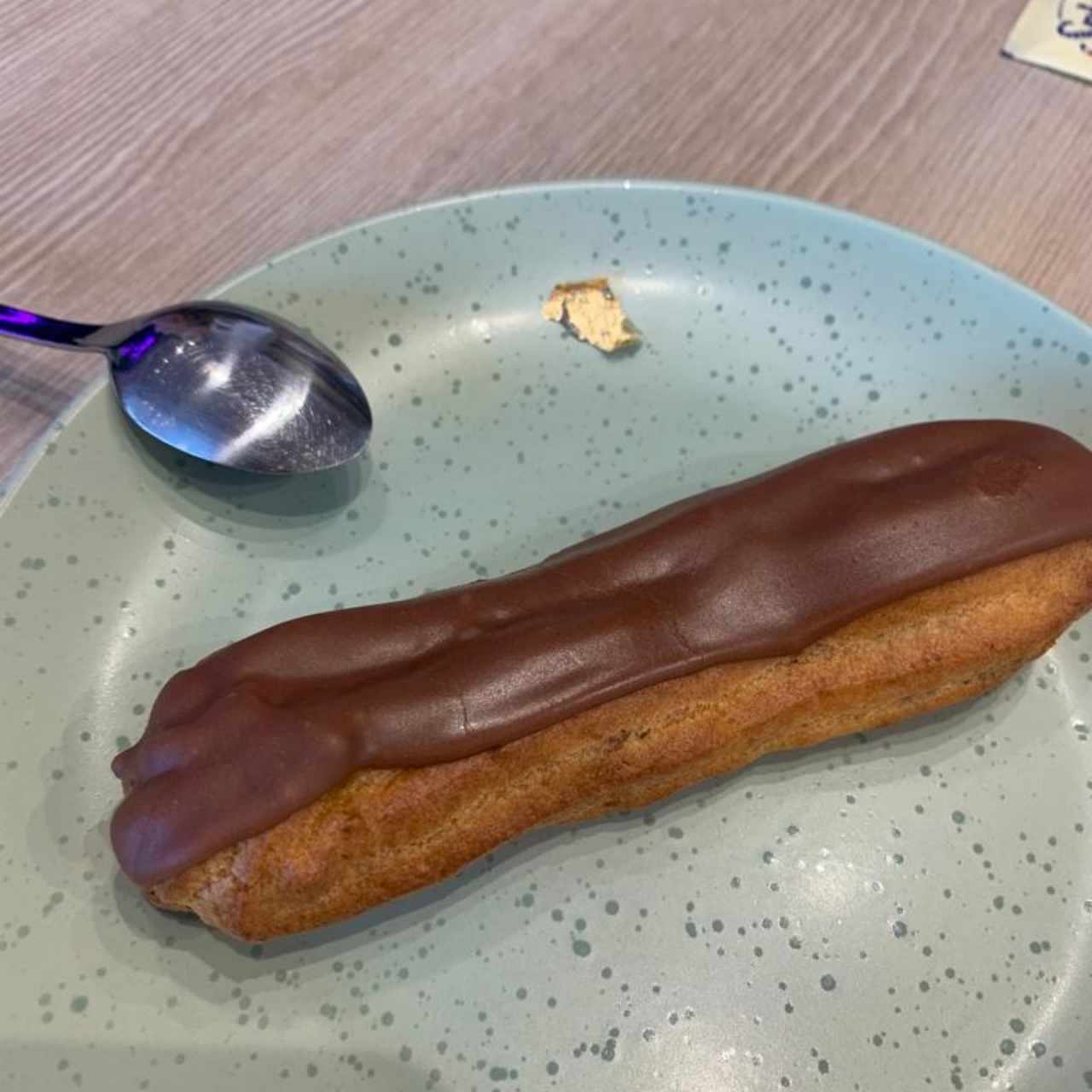 Eclaire de chocolate 