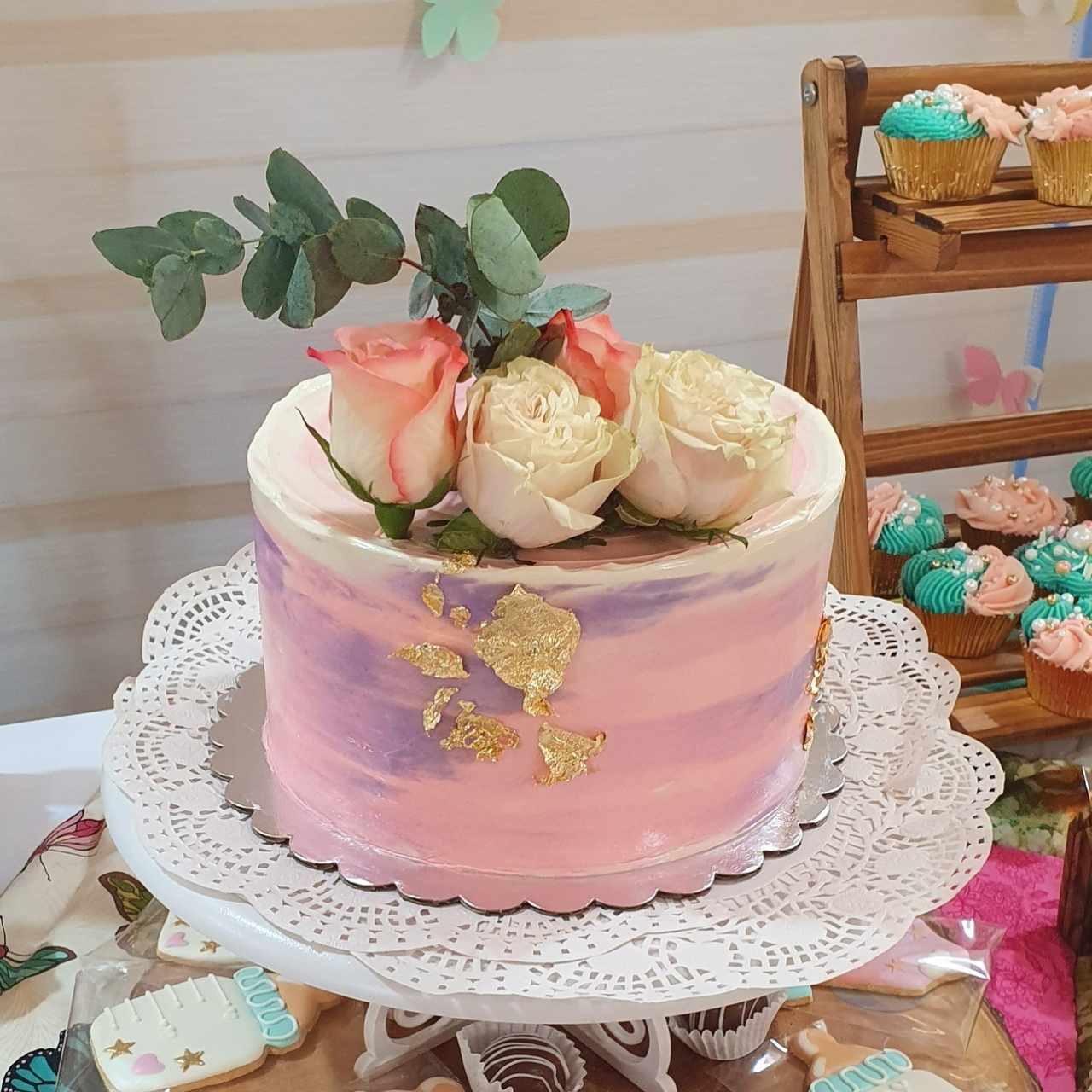 Pastel de Pistacho y relleno de fresas