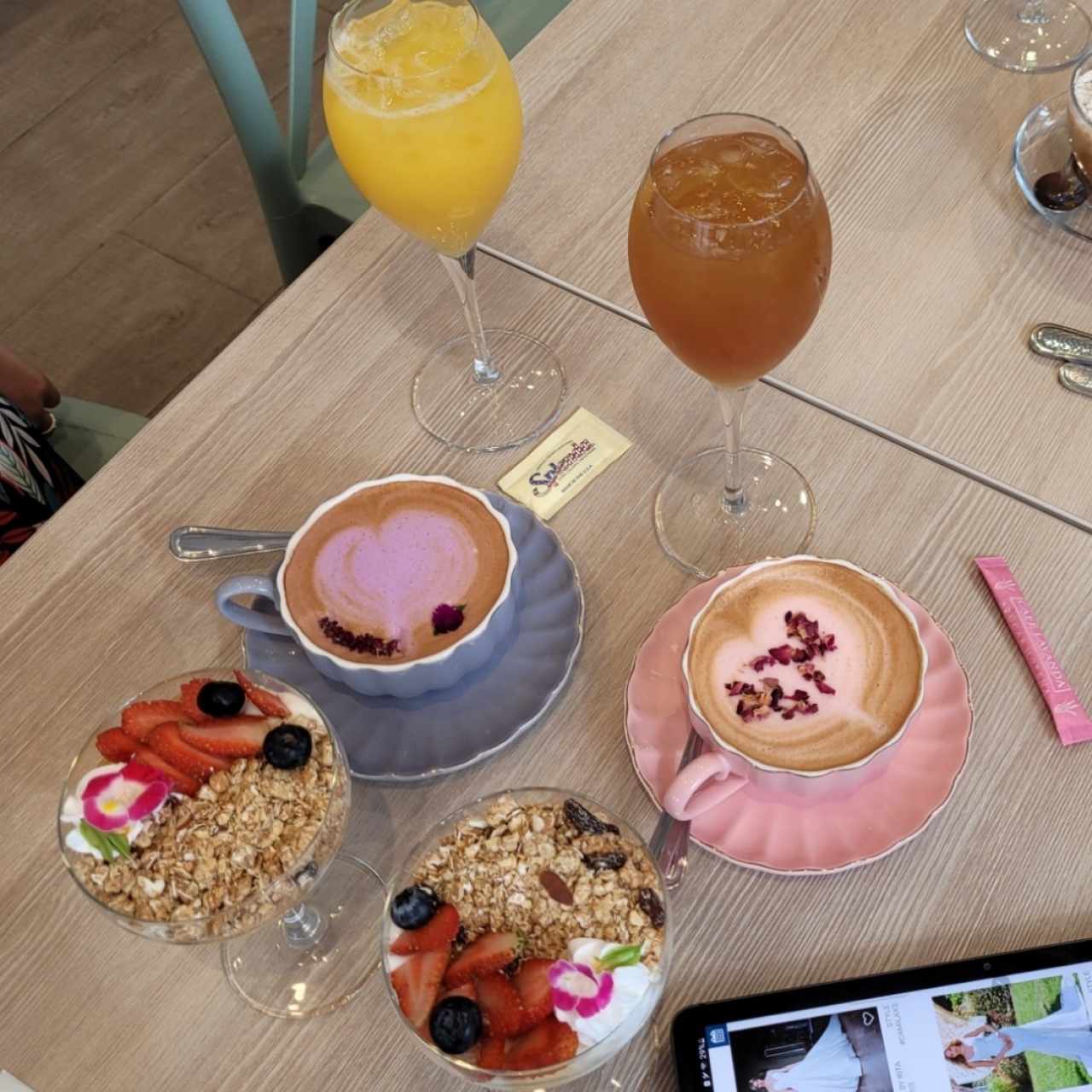 Jugo de maracuyá con piña, limonada con raspadura, café lavanda, café de rosas y parfait