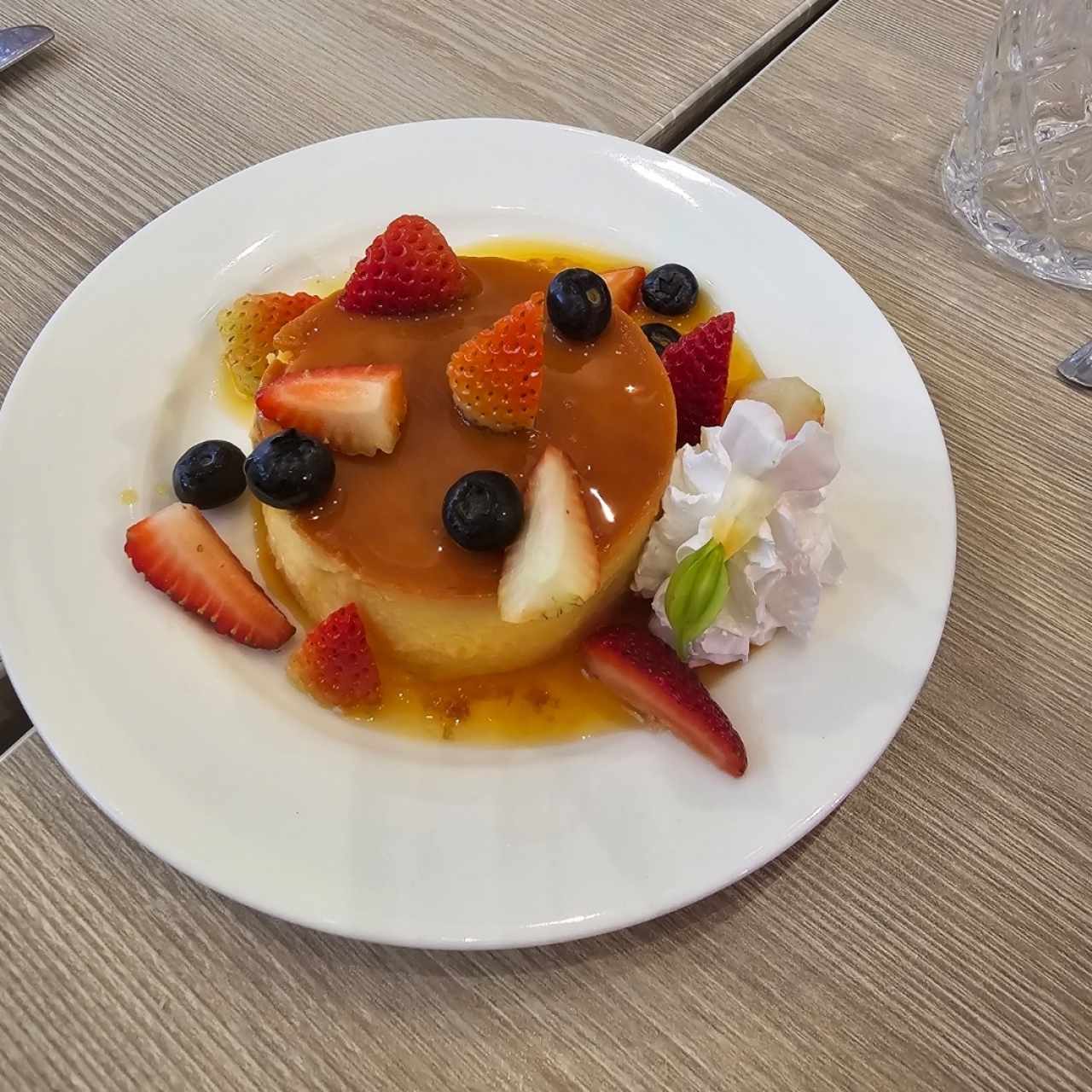 Pastel de queso con frutos rojos