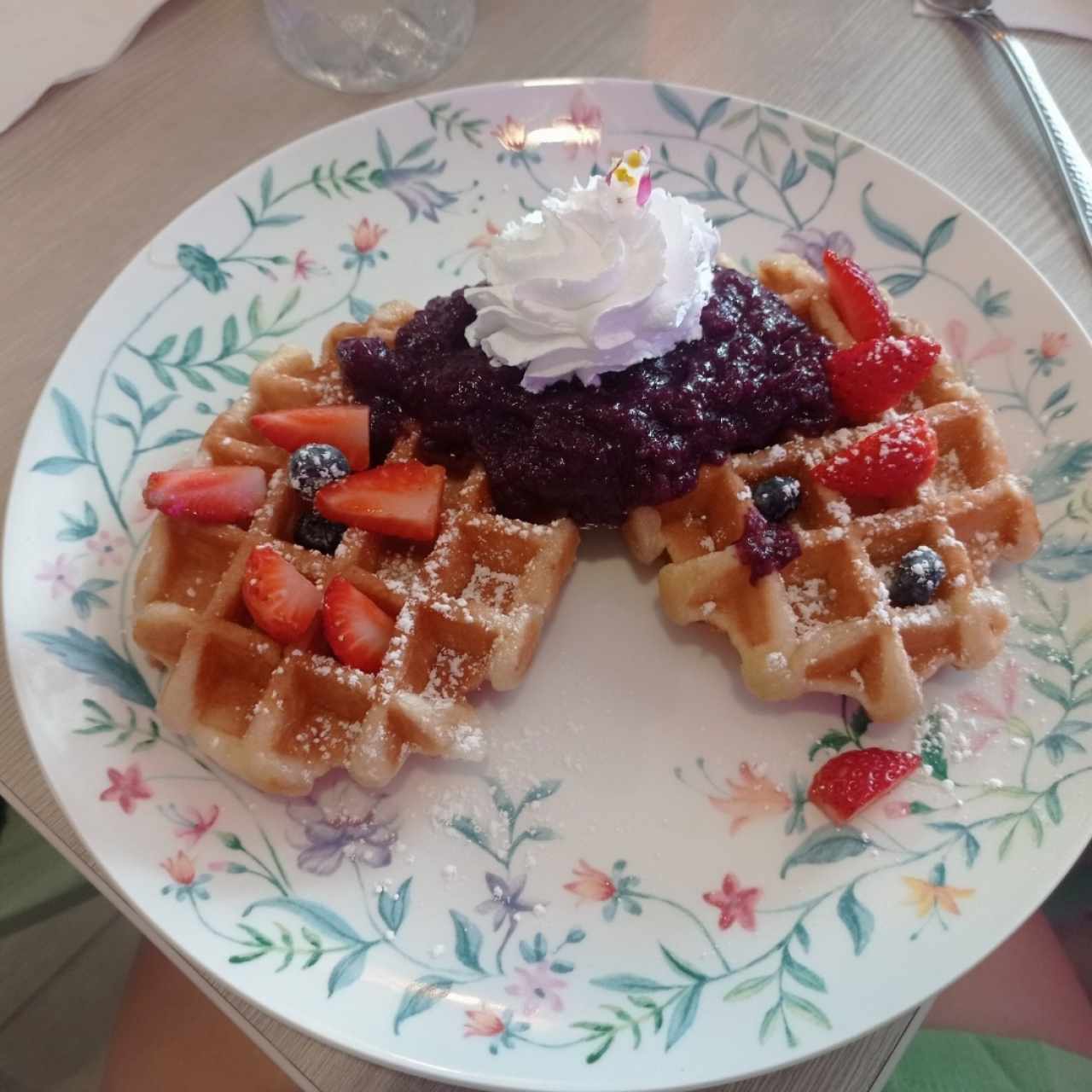 Con Mermelada de Blueberry y romero,fresas blueberry y Chantilly