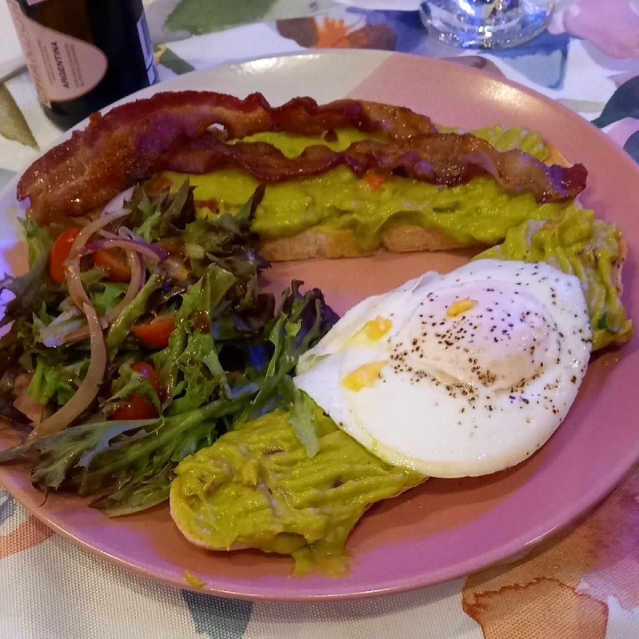 tostadas de aguacate, mixto bacon huevo frito y ensalada