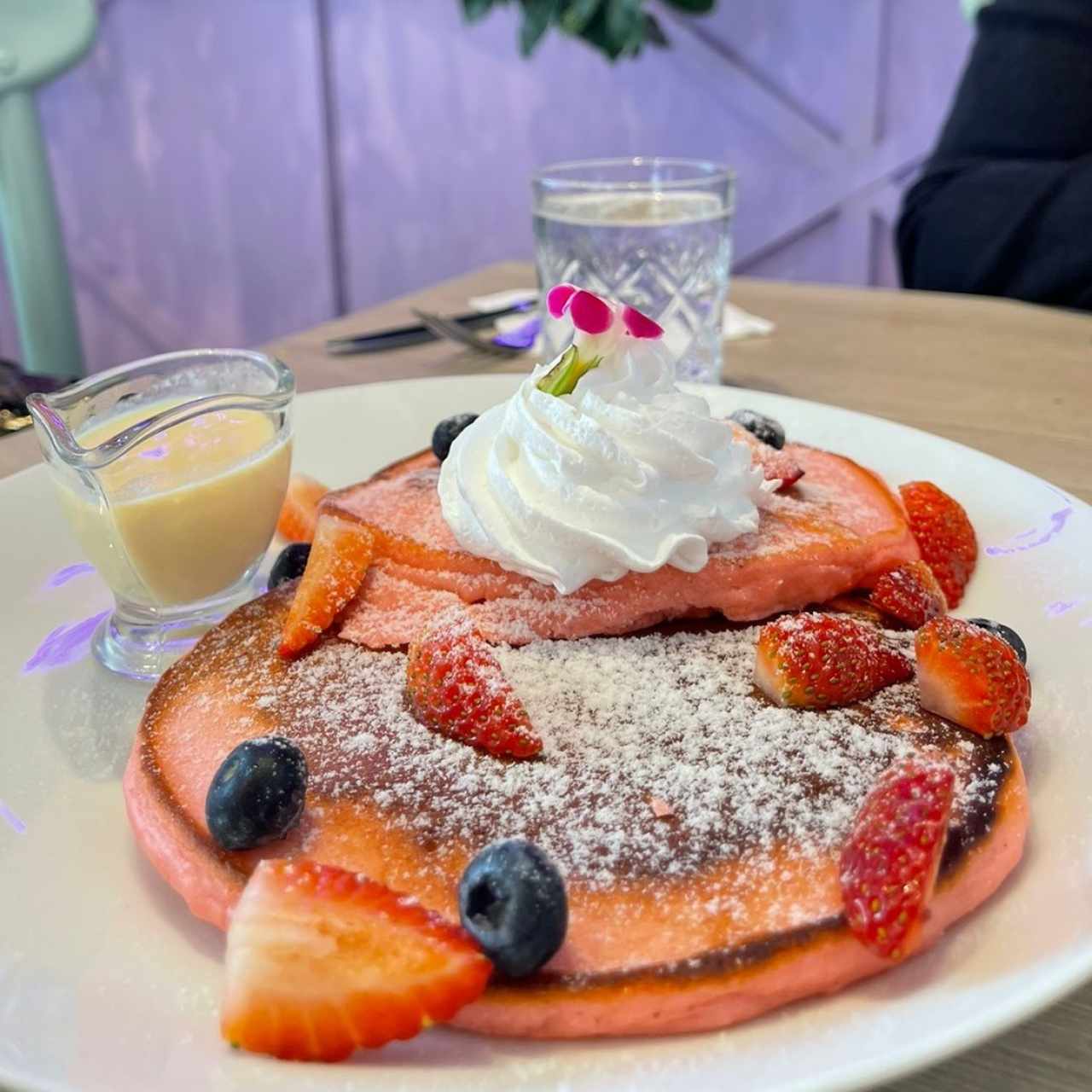 Pancake de rosas y cranberry com creme amglaise