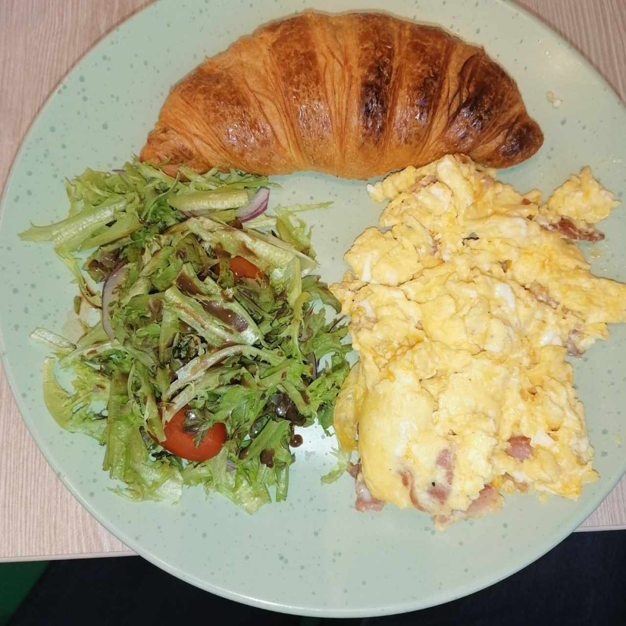 Croissant huevos con bacon y ensalada 