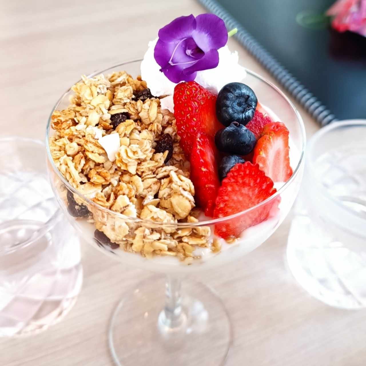 Parfait de yogurt, granola y frutos rojos