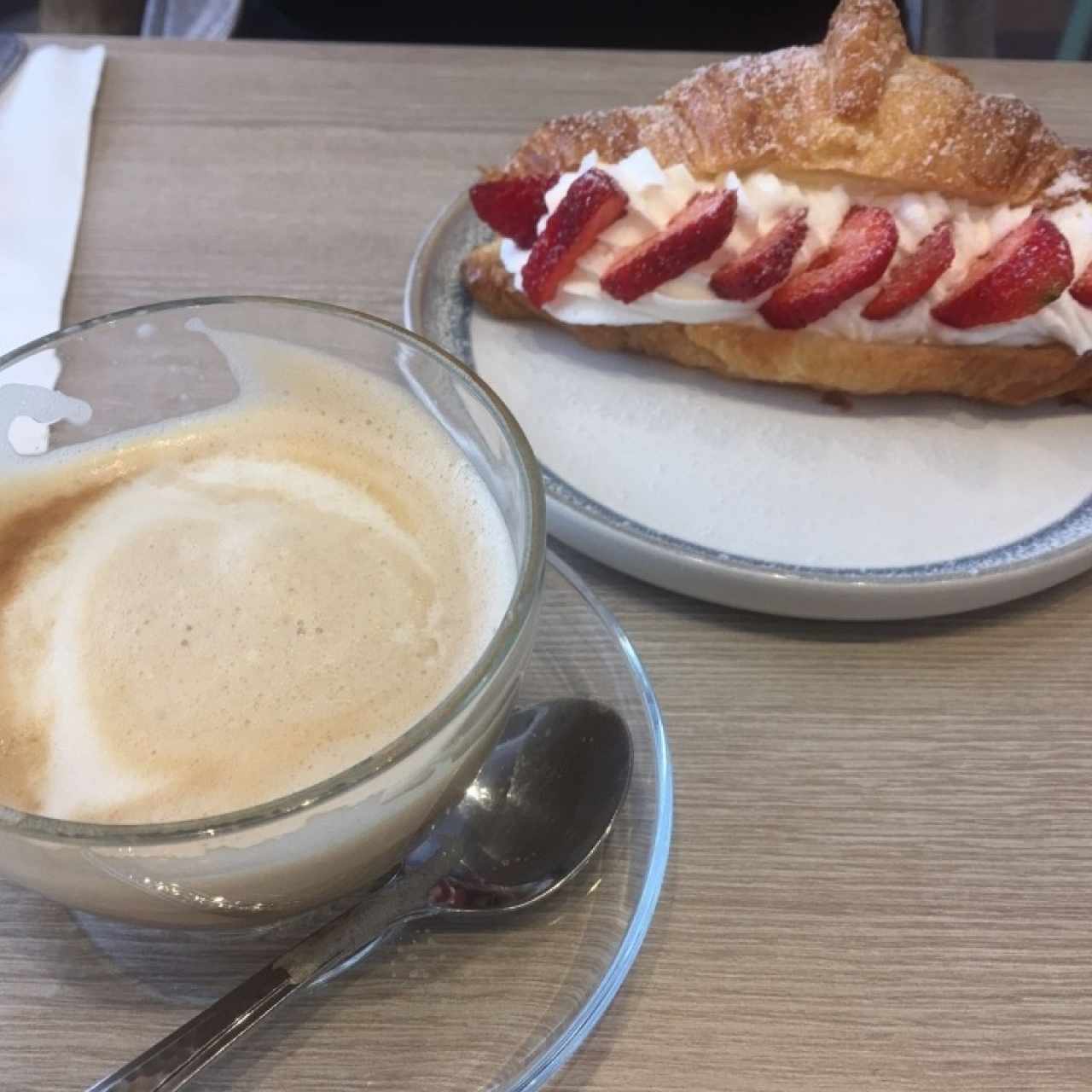 Croissant fresa crema chantilly