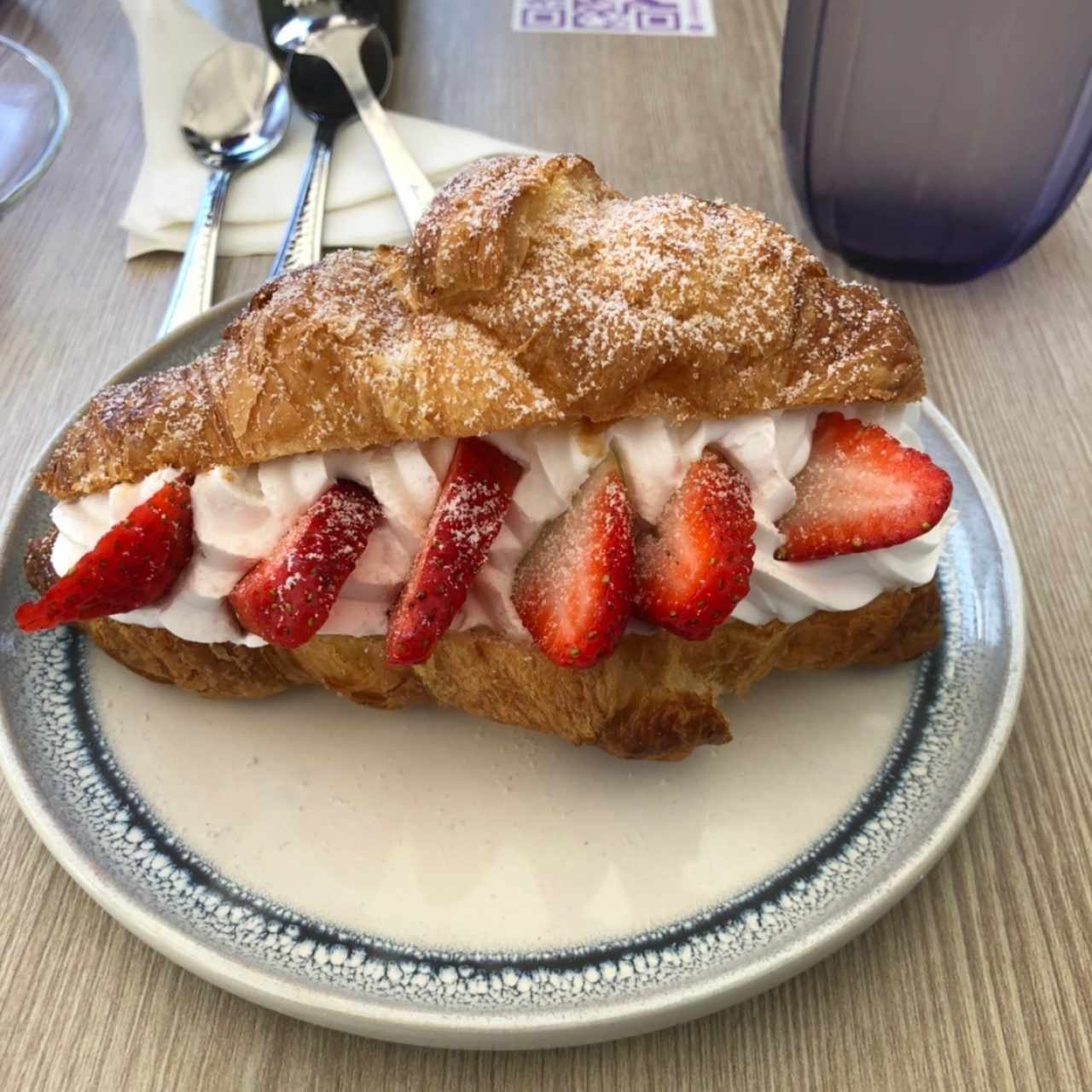 Croissant de fresas con crema