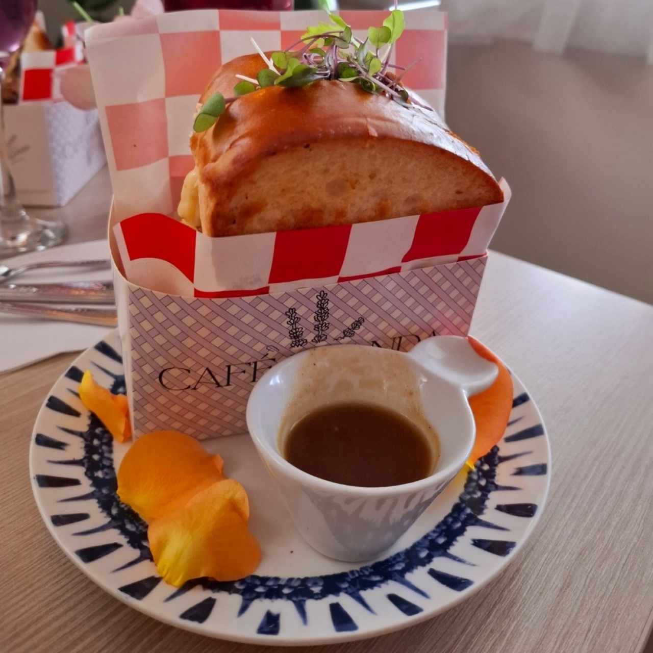 Selecciona un plato,una entrada,una bebida seleccionada y un postrecito