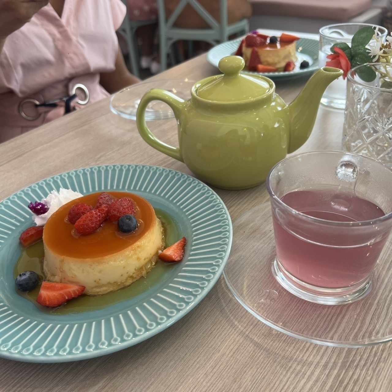 Flan de queso y té