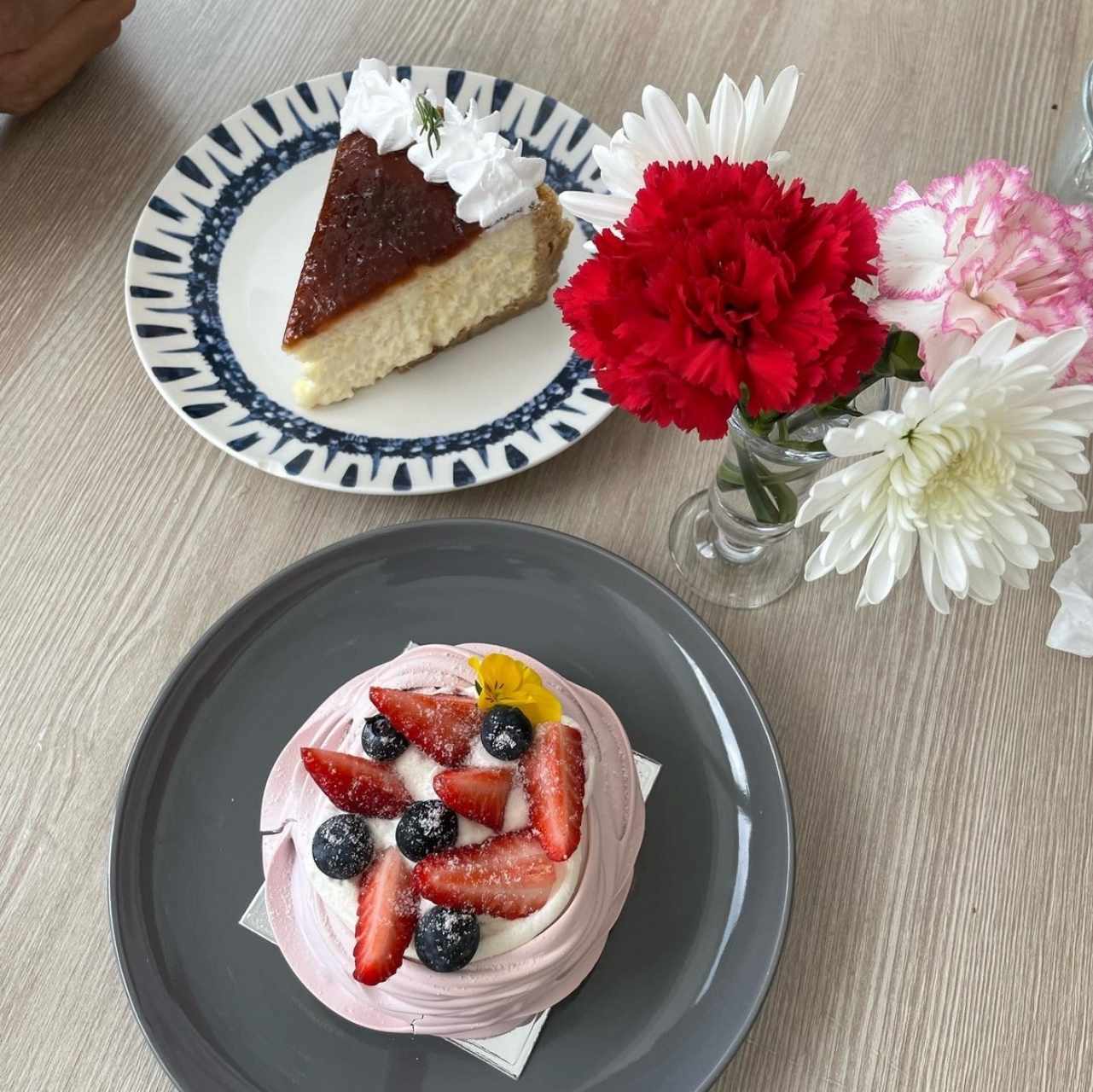 Cheesecake de quedo de cabra y jalea de higos y Pavlova.