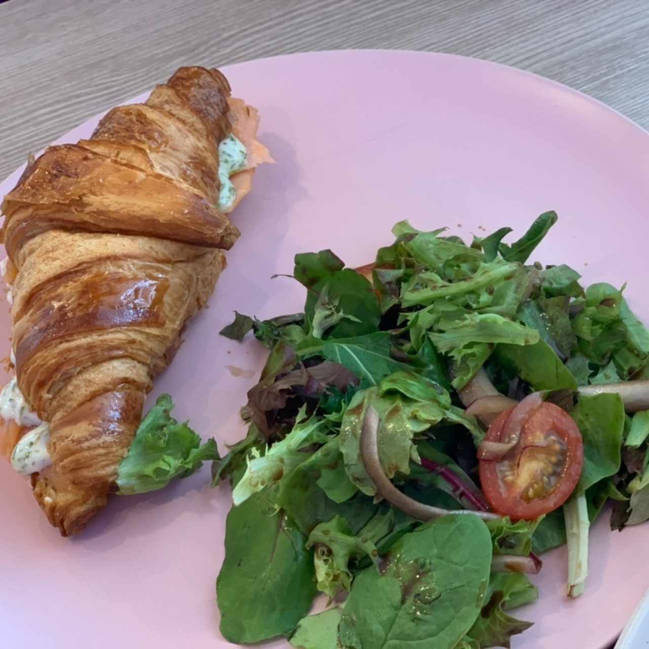 Croissant con salmon 