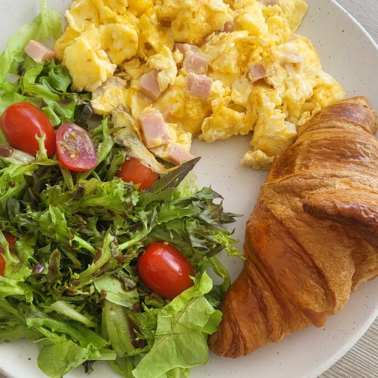 huevos revueltos con queso Suizo y jamón 🥐