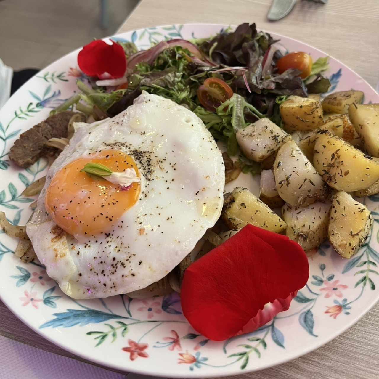 A caballo con Huevo frito , Cebollas salteadas y Tostadas