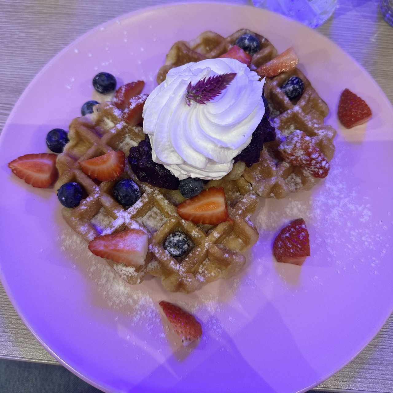 Waffle con mermelads de blueberries, romero y fresas