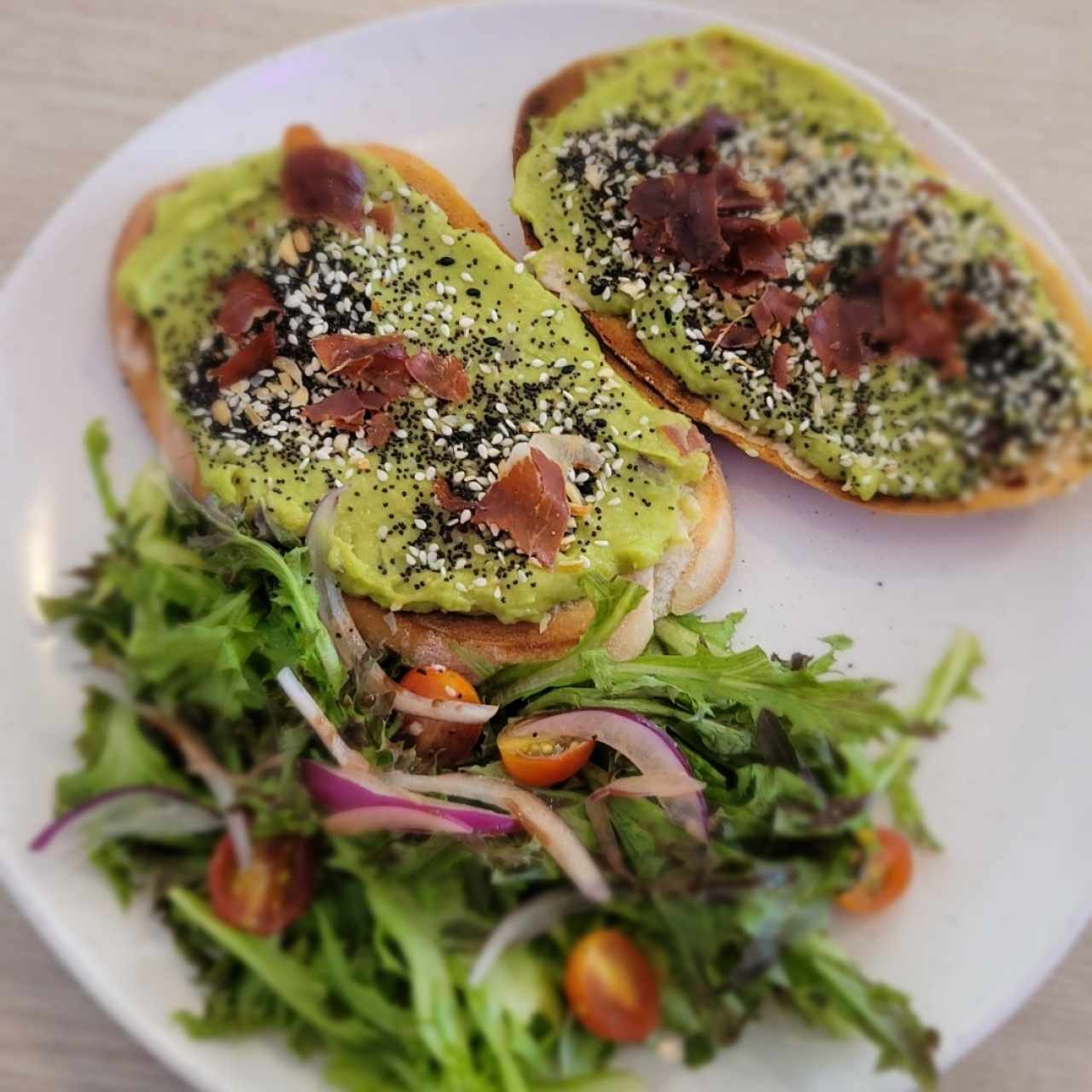 Tostada Guacamole y Queso Parmesano